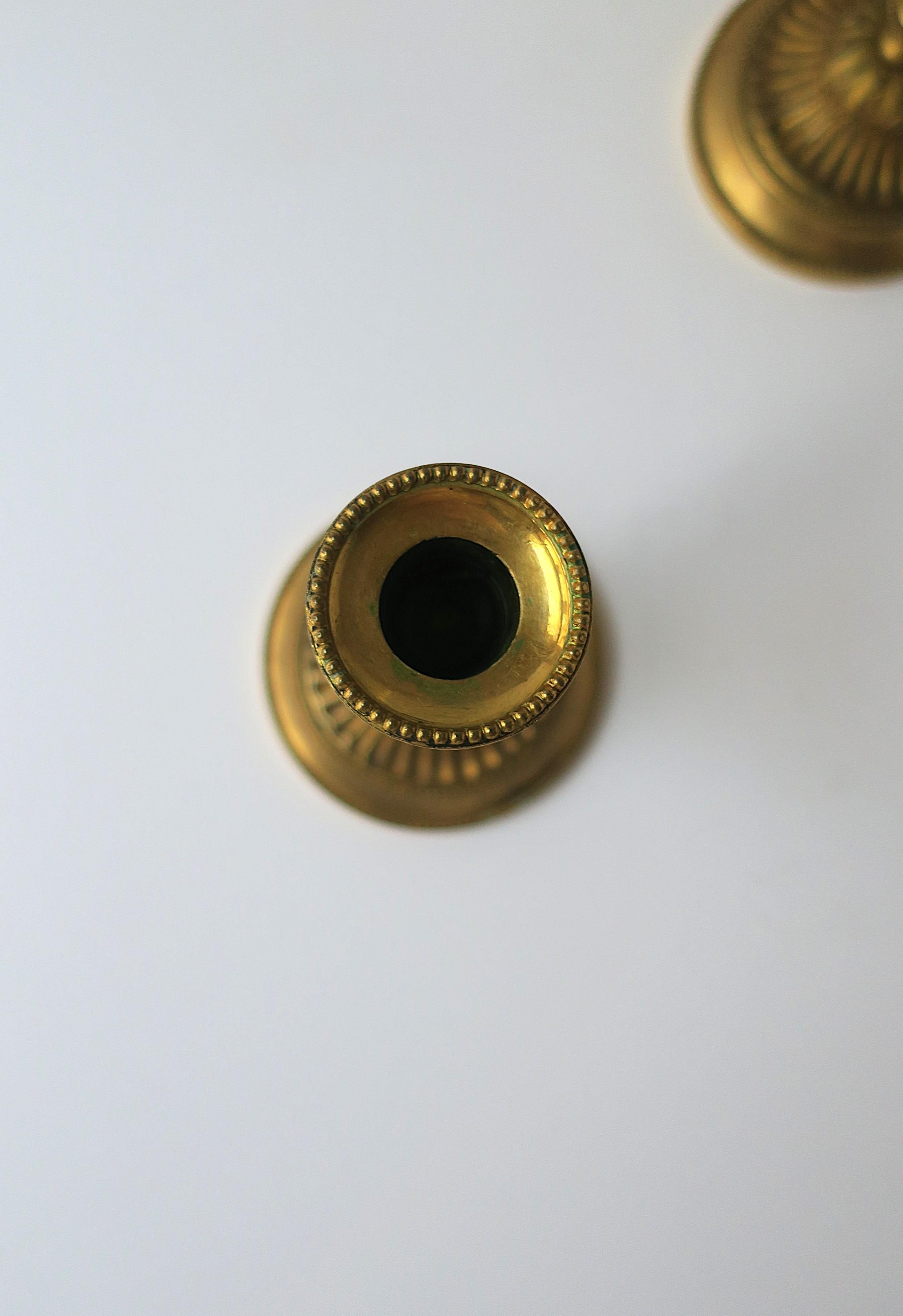 Portacandele neoclassici francesi in bronzo dorato, coppia in vendita 9