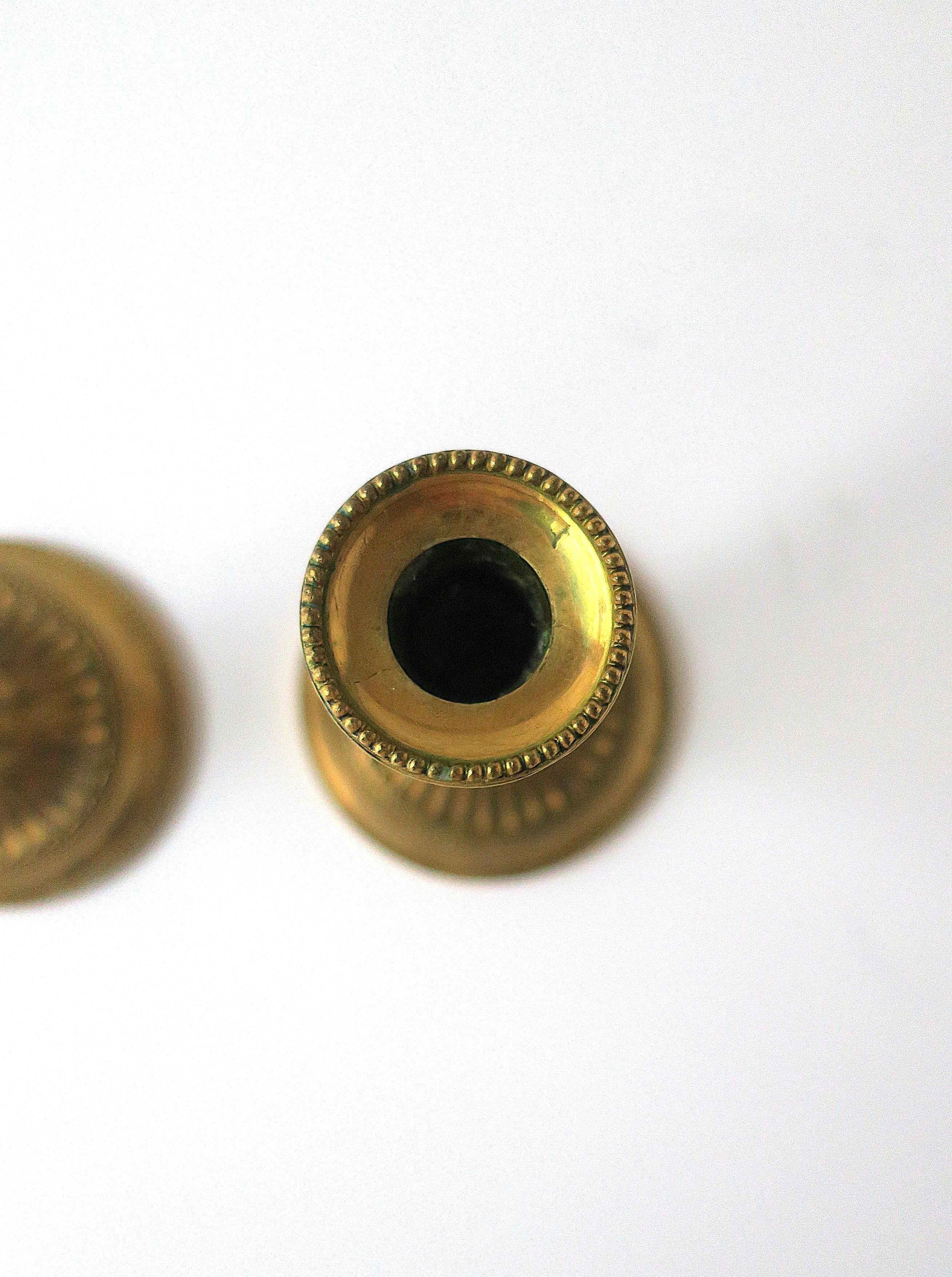 Portacandele neoclassici francesi in bronzo dorato, coppia in vendita 10