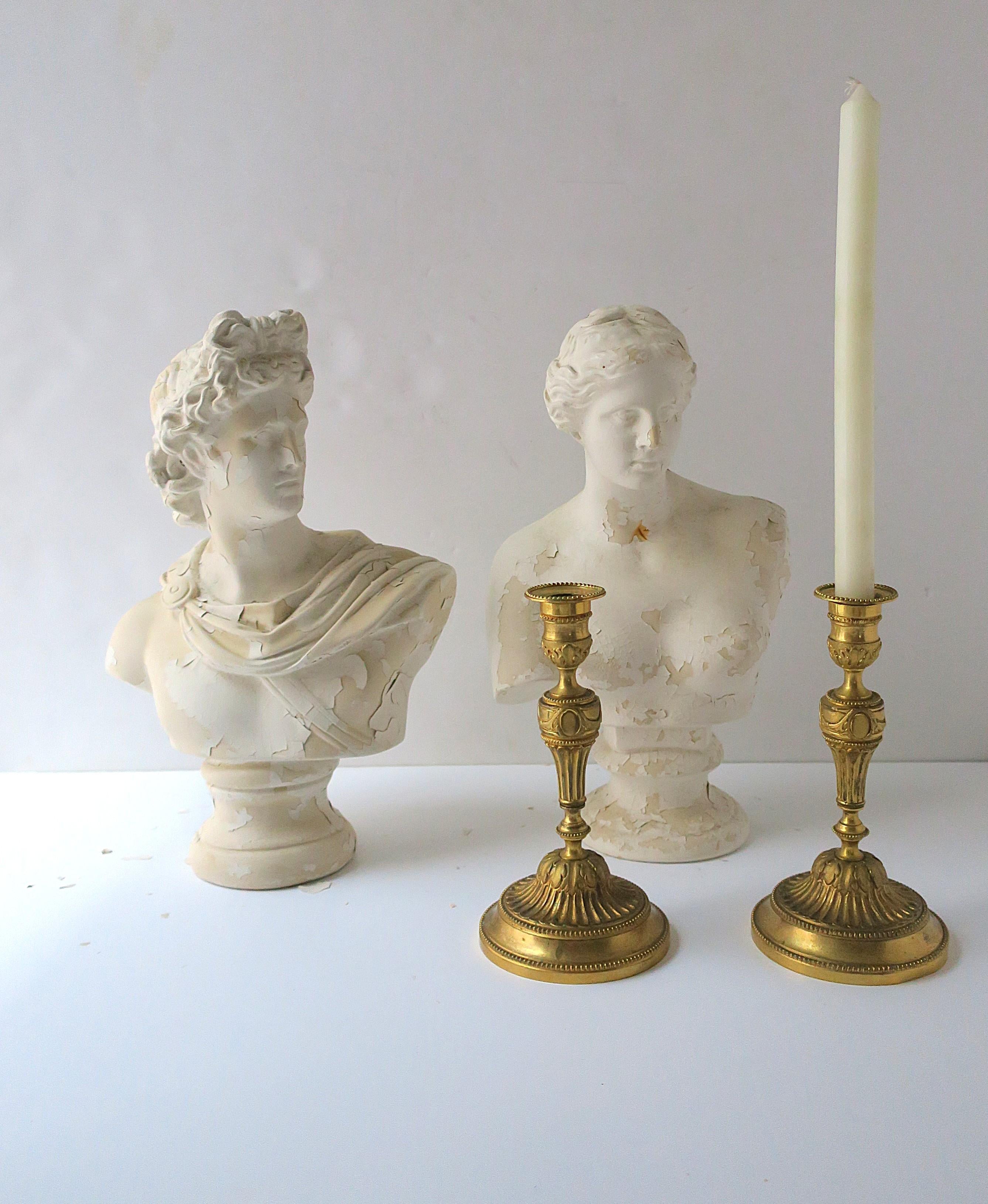 Francese Portacandele neoclassici francesi in bronzo dorato, coppia in vendita