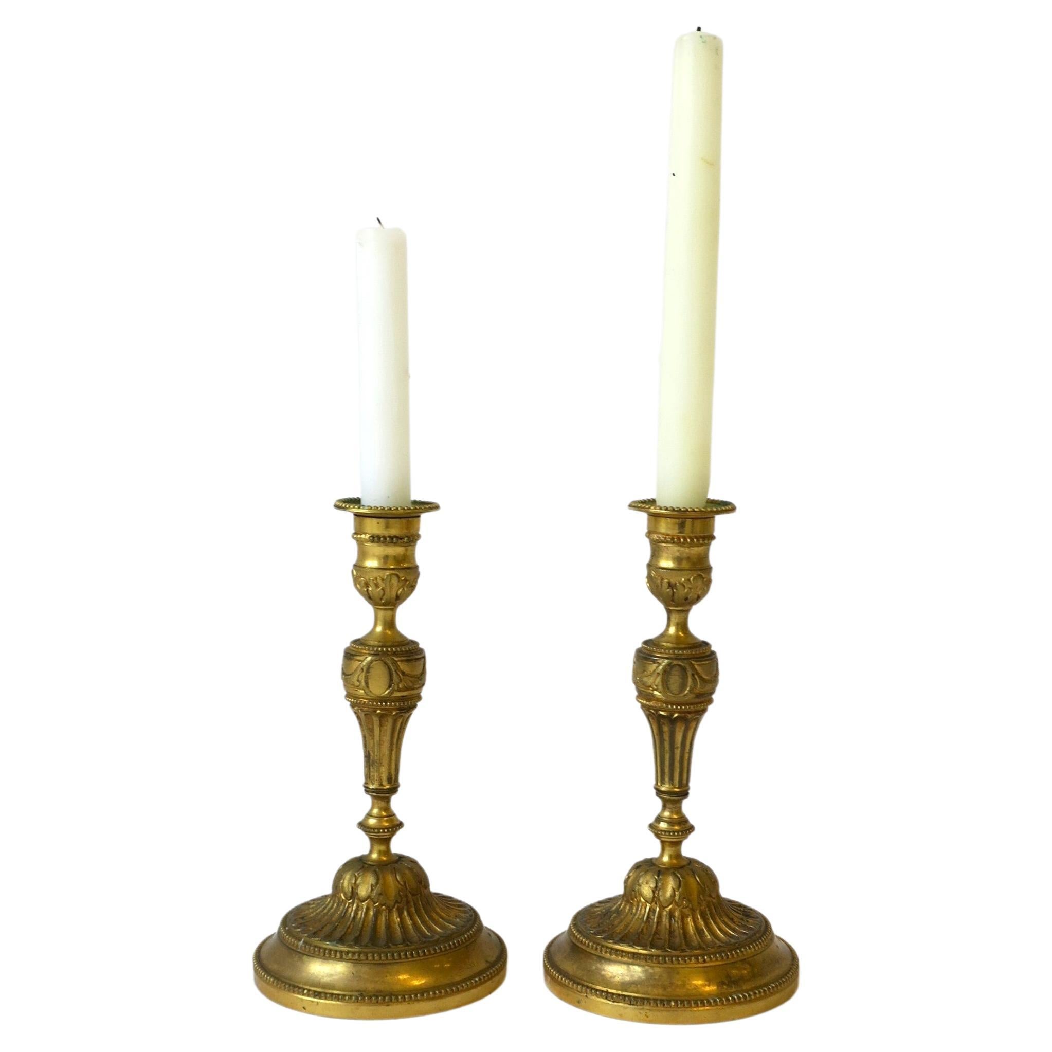 Pareja de candeleros neoclásicos franceses de bronce dorado y oro