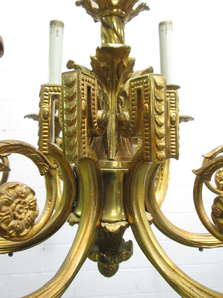 Sechsarmiger Kronleuchter aus Gold und vergoldeter Bronze im Zustand „Gut“ im Angebot in New York, NY
