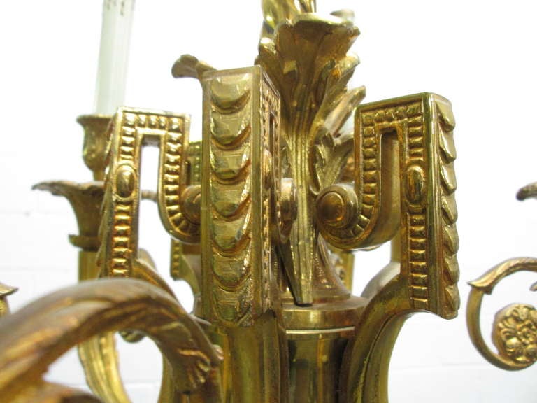 Sechsarmiger Kronleuchter aus Gold und vergoldeter Bronze (Mitte des 20. Jahrhunderts) im Angebot