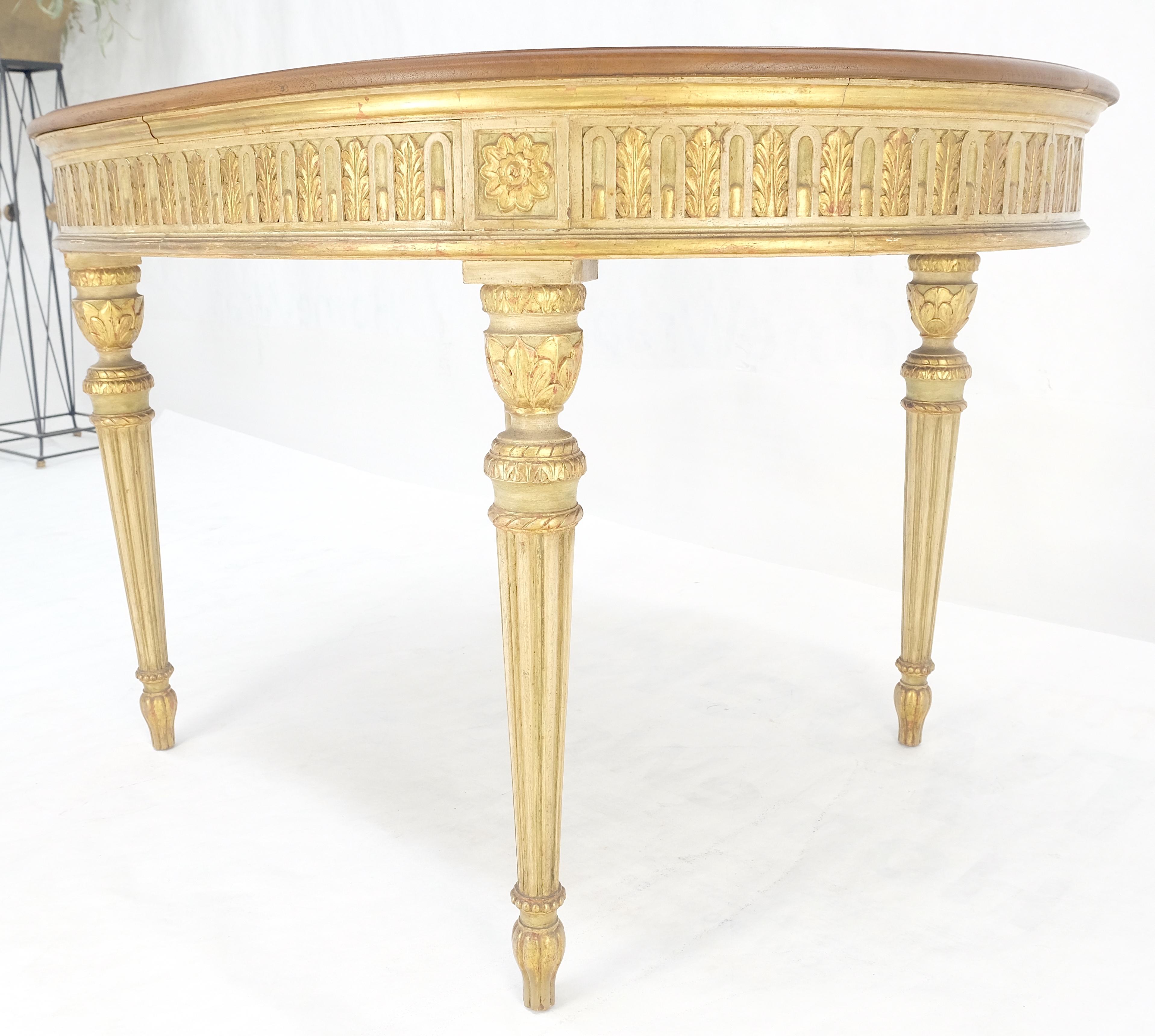 Table de salle à manger à plateau ovale en noyer, dorée et sculptée à la main, 48