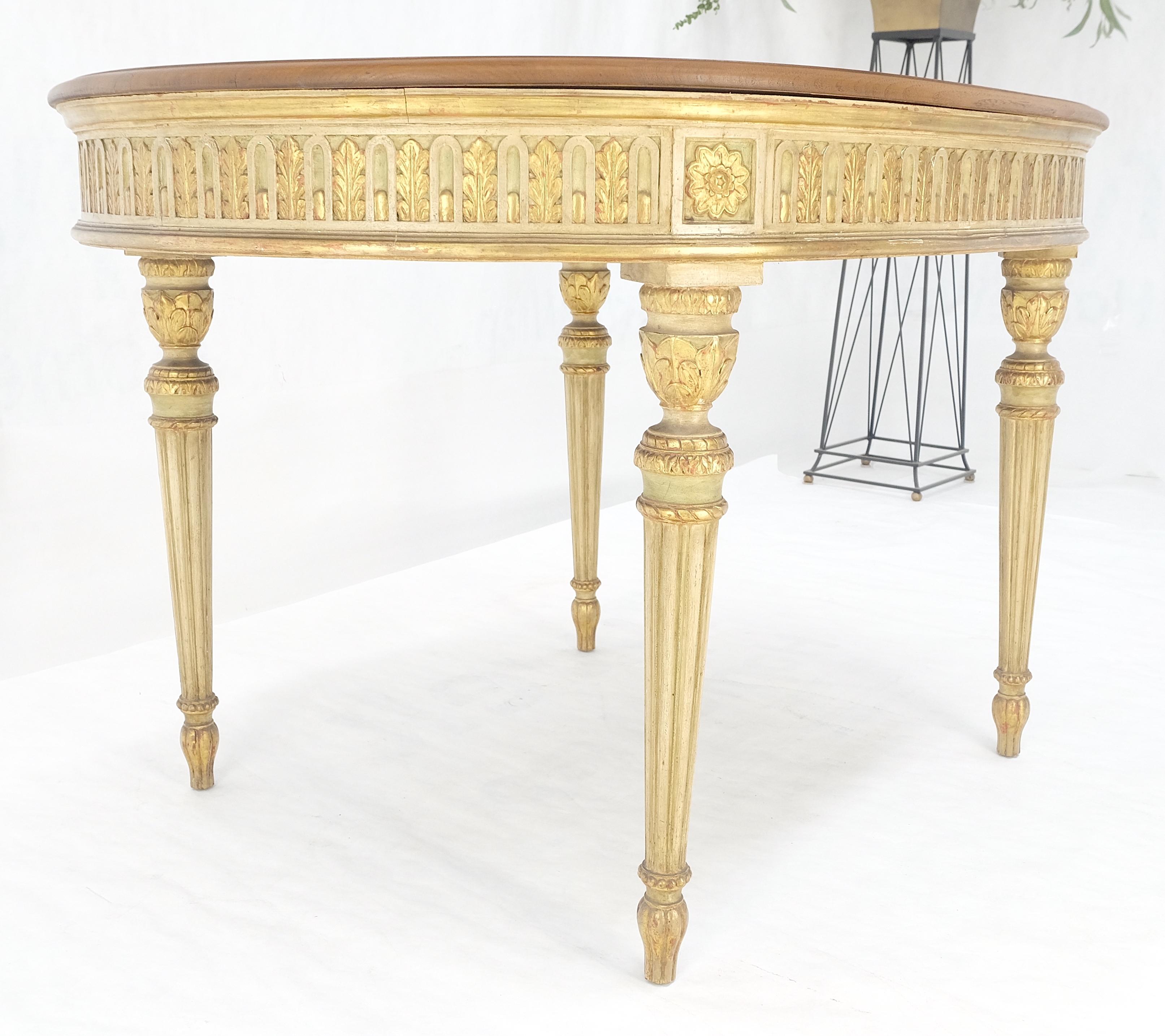 Table de salle à manger à plateau ovale en noyer, dorée et sculptée à la main, 48