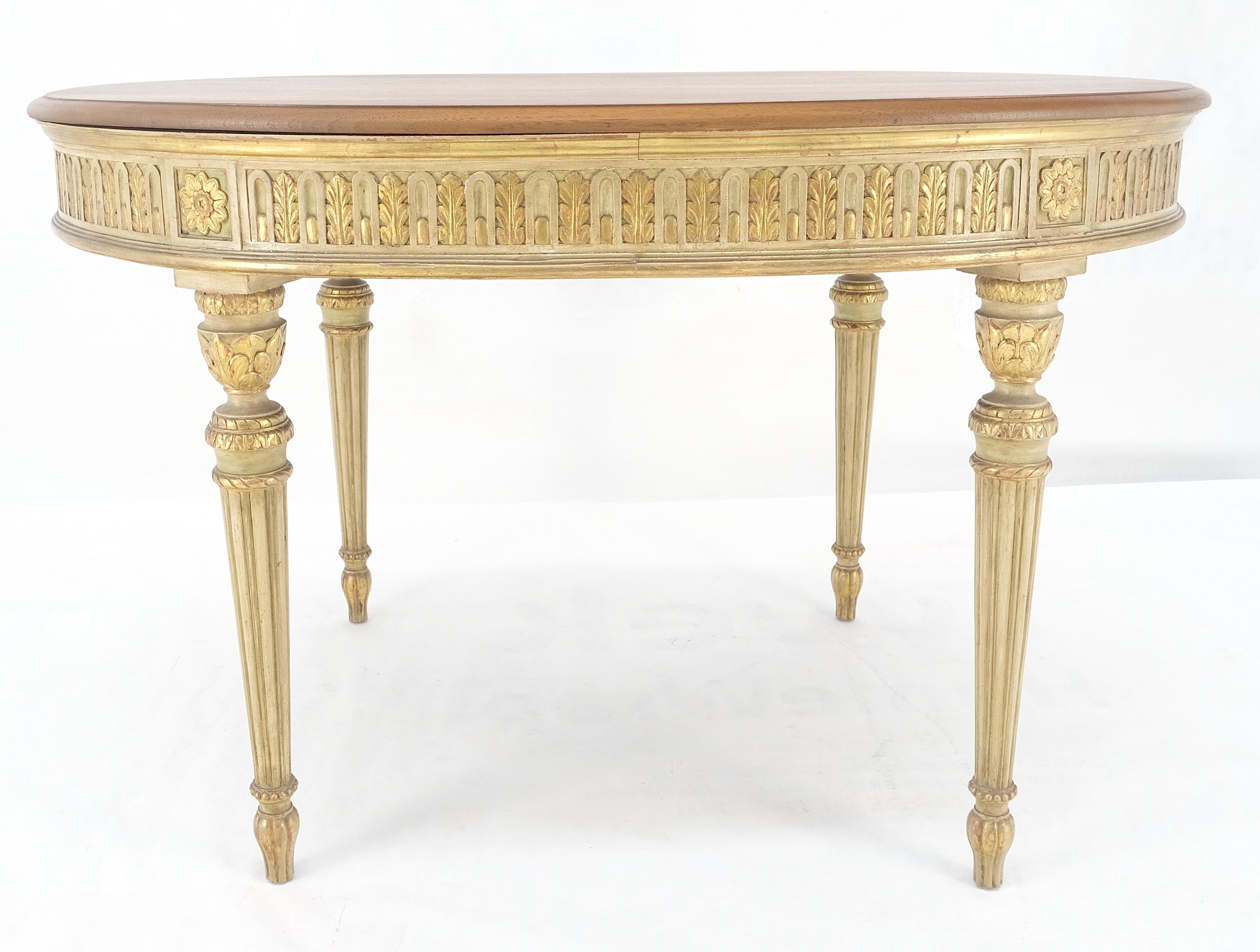 Table de salle à manger à plateau ovale en noyer, dorée et sculptée à la main, 48