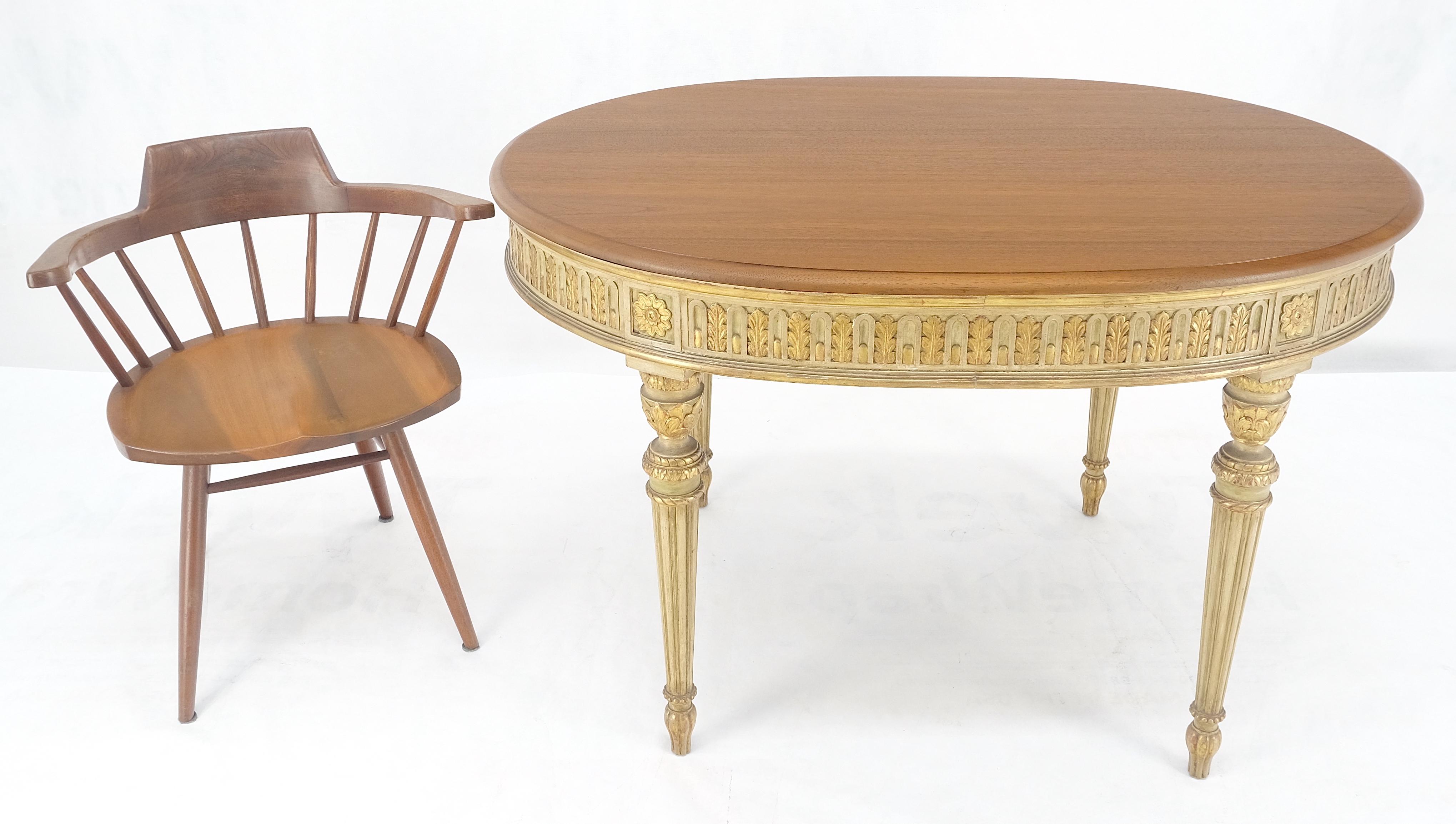 Table de salle à manger à plateau ovale en noyer, dorée et sculptée à la main, 48