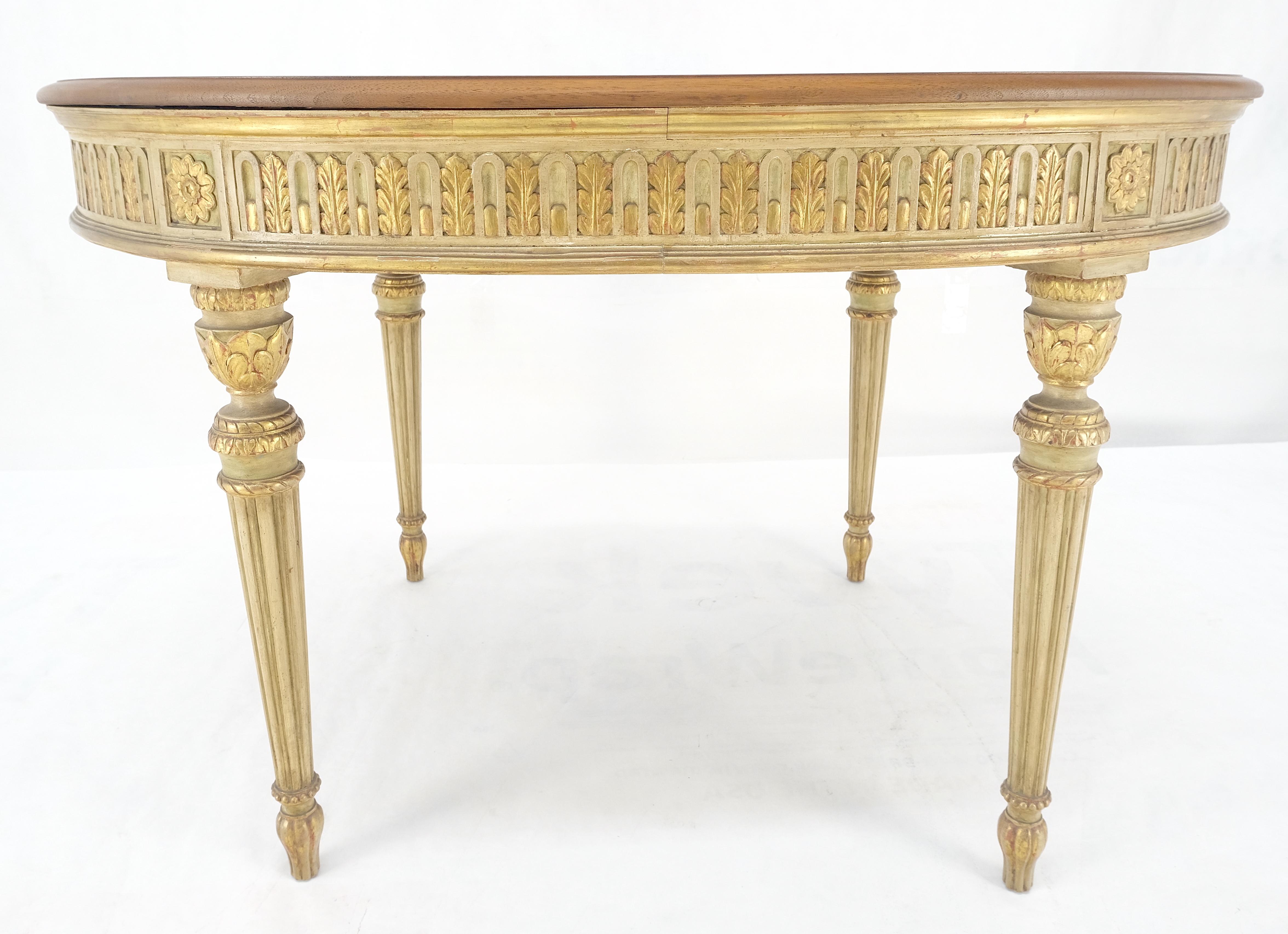 Table de salle à manger à plateau ovale en noyer, dorée et sculptée à la main, 48