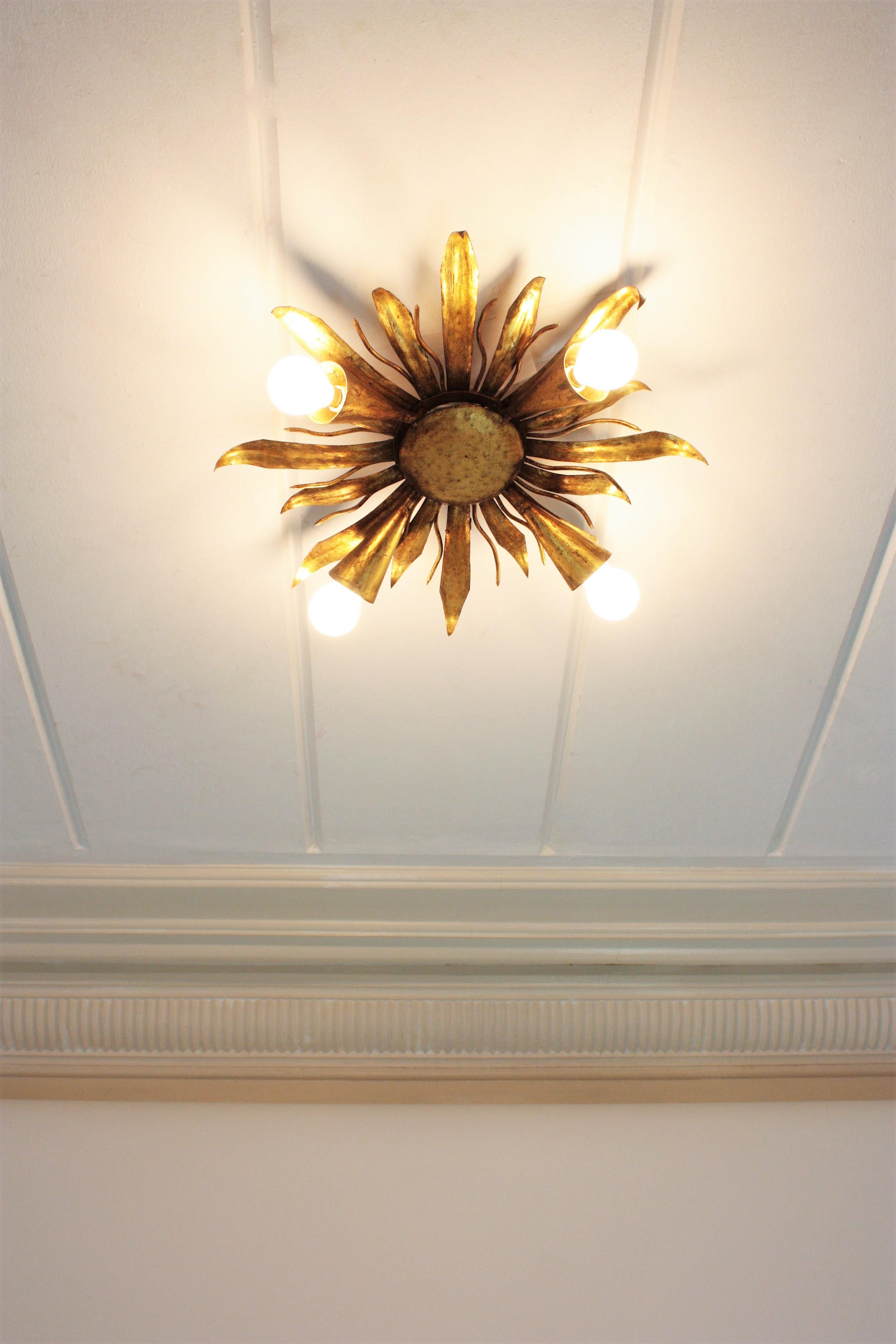 1940s French Sunburst Foliage Flush Mount Light Fixture in Gilt Iron In Excellent Condition For Sale In Barcelona, ES