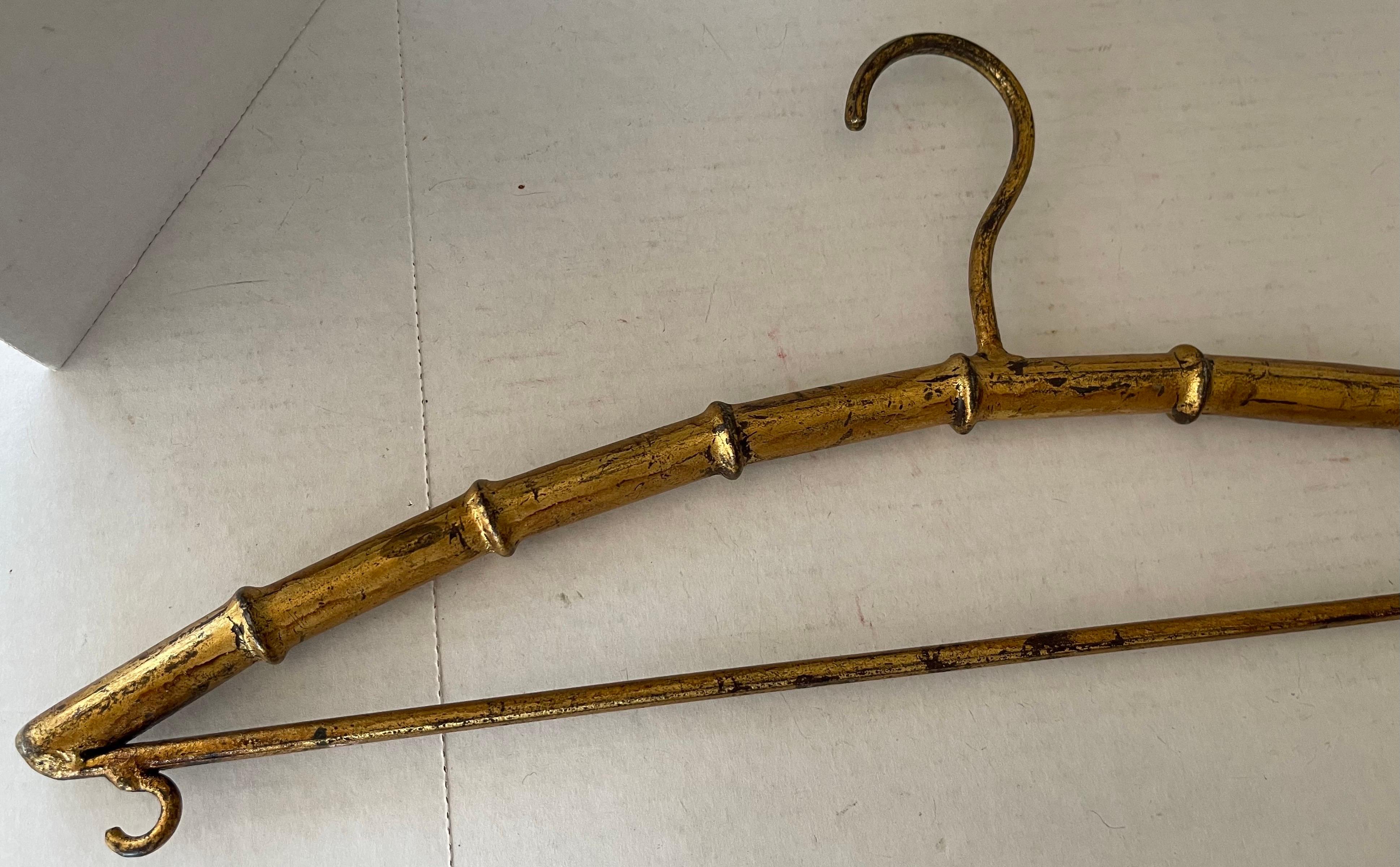 Percha de bambú de metal dorado francés Chinoiserie en venta
