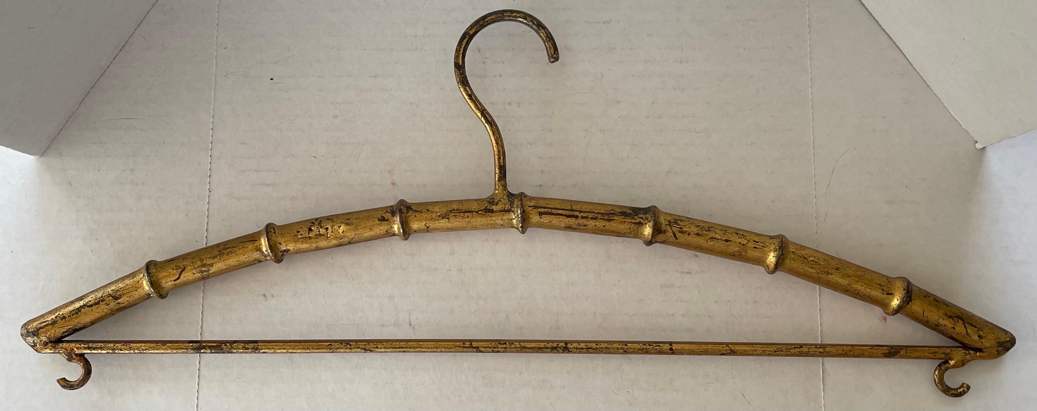 Percha de bambú de metal dorado francés Francés en venta