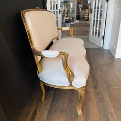 Canapé, Loveseat ou Settee Louis XV en bois doré français nouvellement retapissé