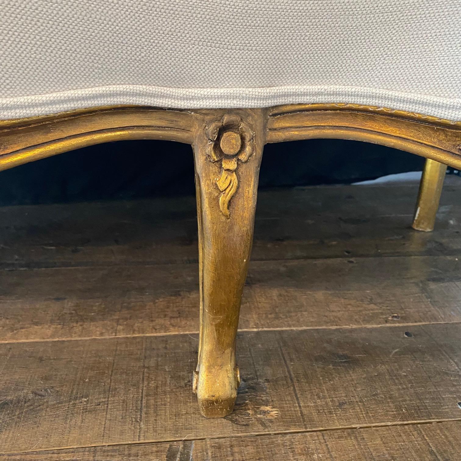 Canapé, Loveseat ou Settee Louis XV en bois doré français nouvellement retapissé  Bon état - En vente à Hopewell, NJ