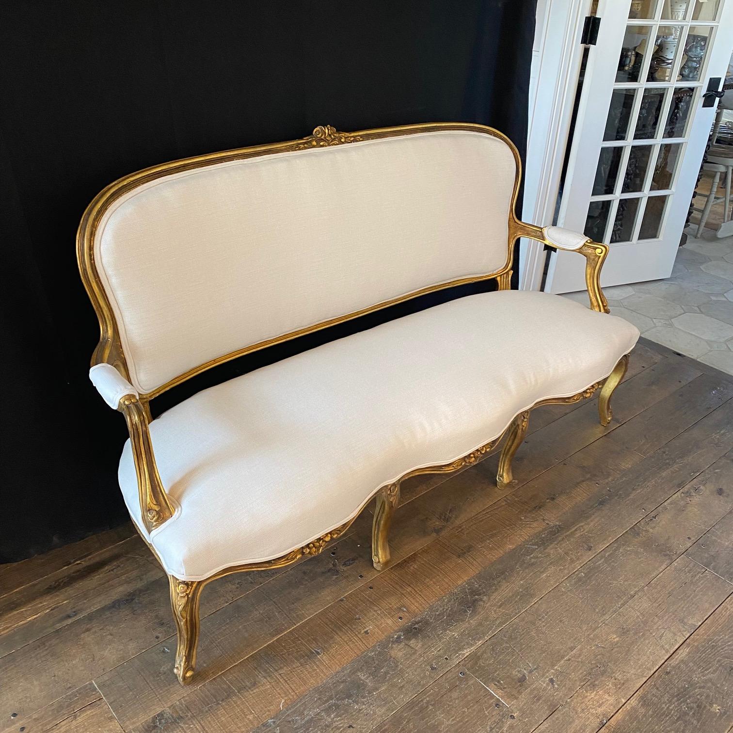 Französisches Sofa, Loveseat oder Sofa aus vergoldetem Holz im Louis-XV-Stil, neu gepolstert  (Polster) im Angebot