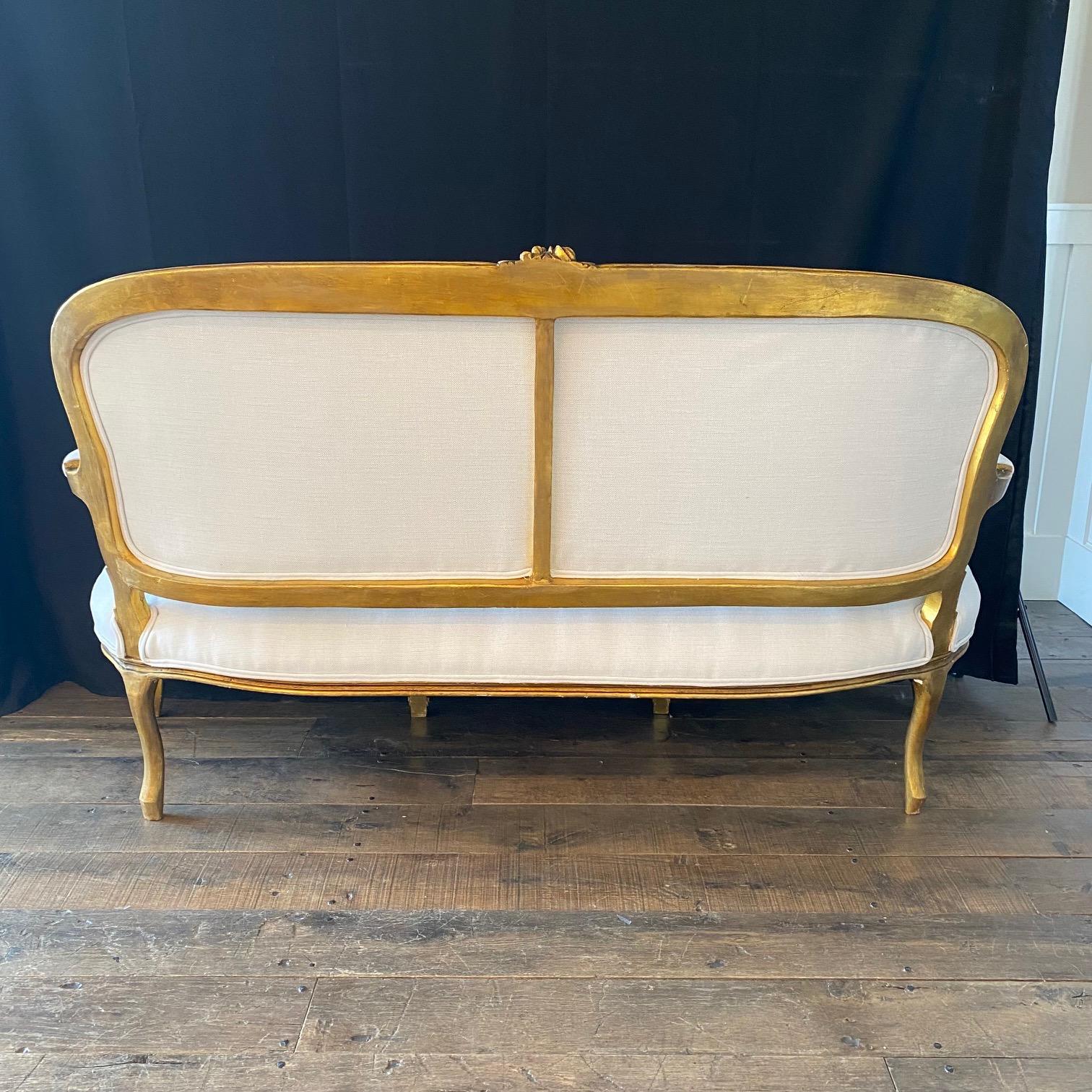 Französisches Sofa, Loveseat oder Sofa aus vergoldetem Holz im Louis-XV-Stil, neu gepolstert  im Angebot 1