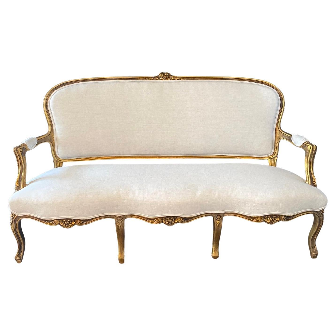 Französisches Sofa, Loveseat oder Sofa aus vergoldetem Holz im Louis-XV-Stil, neu gepolstert  im Angebot