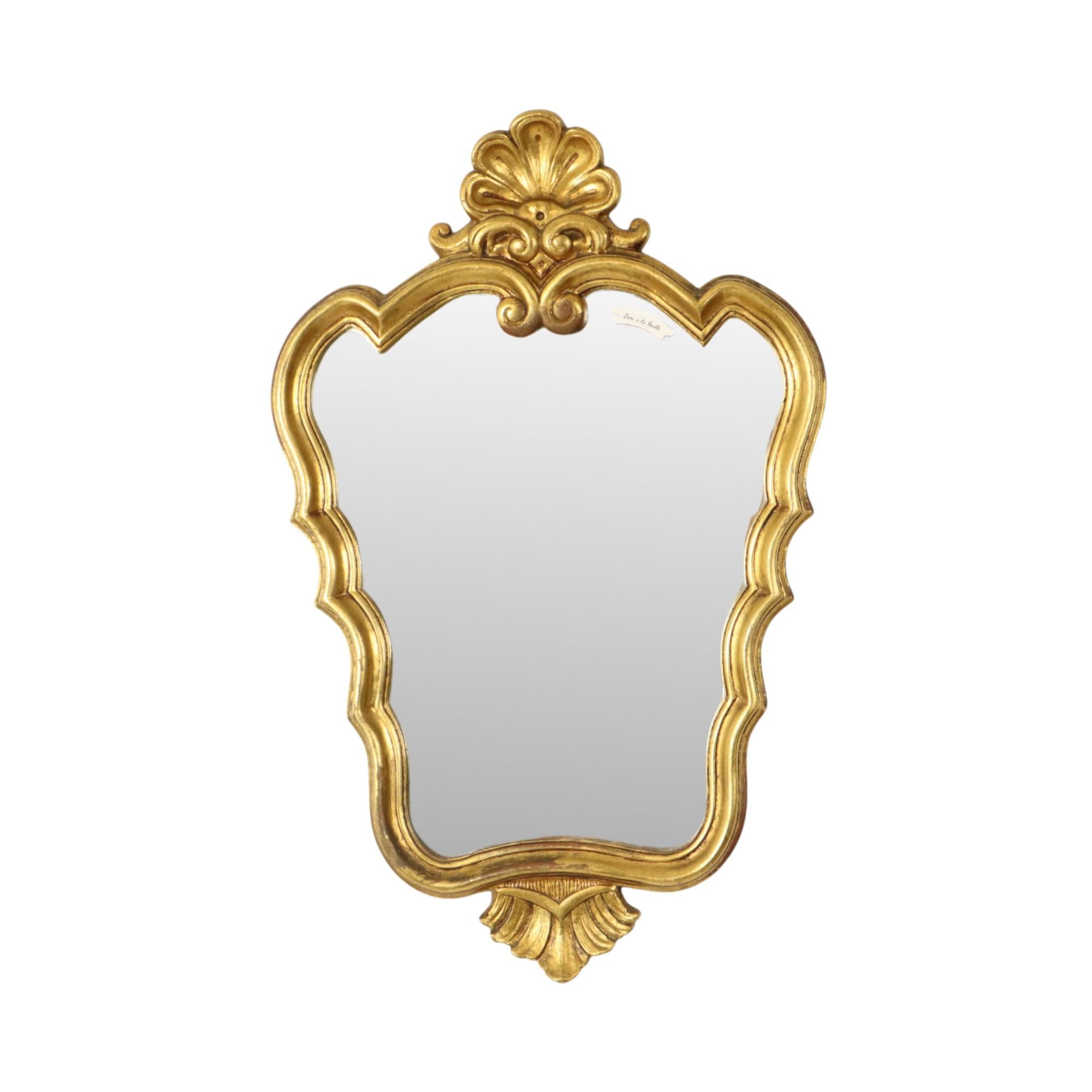Espejo francés dorado en pan de oro estilo barroco Espejo con cresta años sesenta 66cm en venta 3