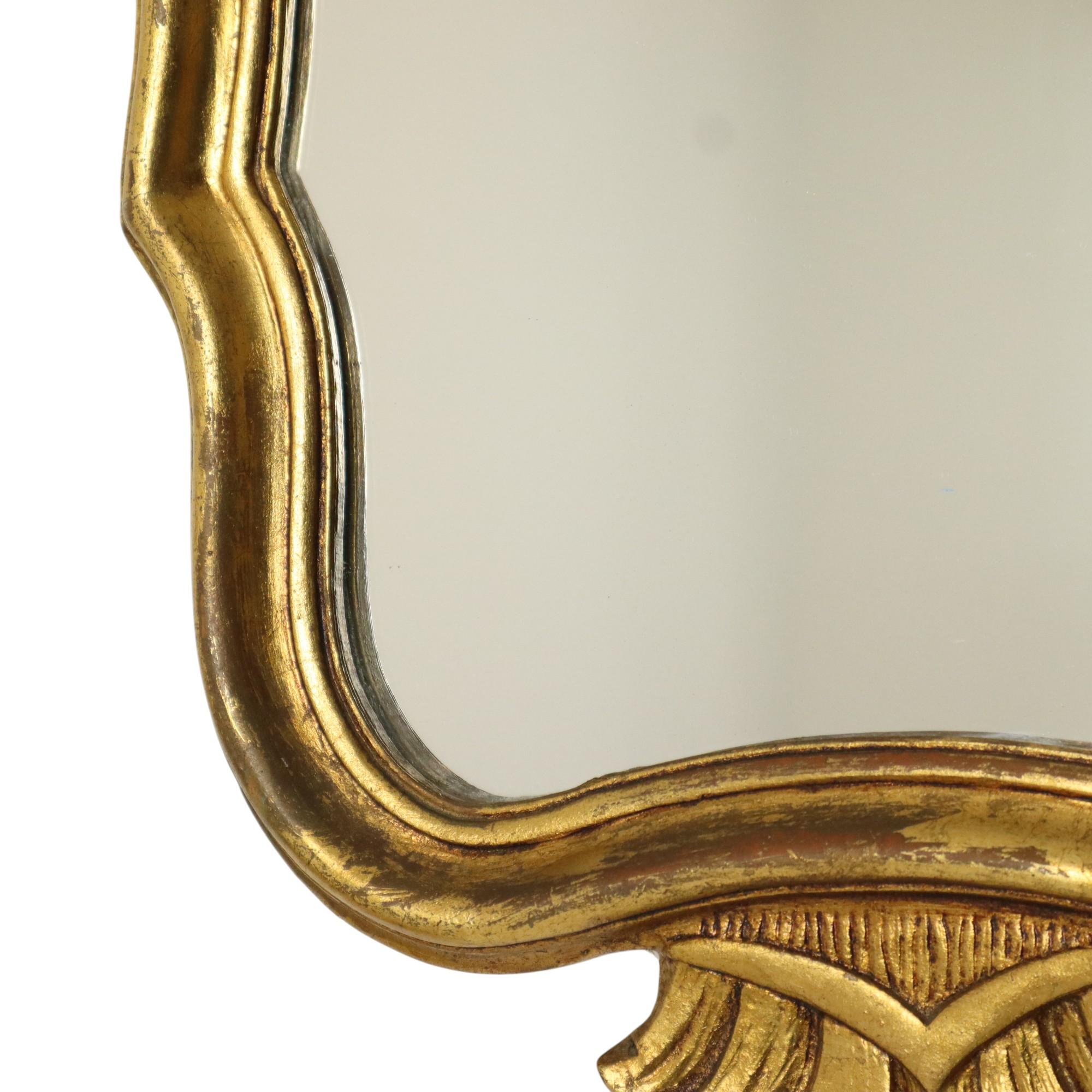 Espejo francés dorado en pan de oro estilo barroco Espejo con cresta años sesenta 66cm en venta 1