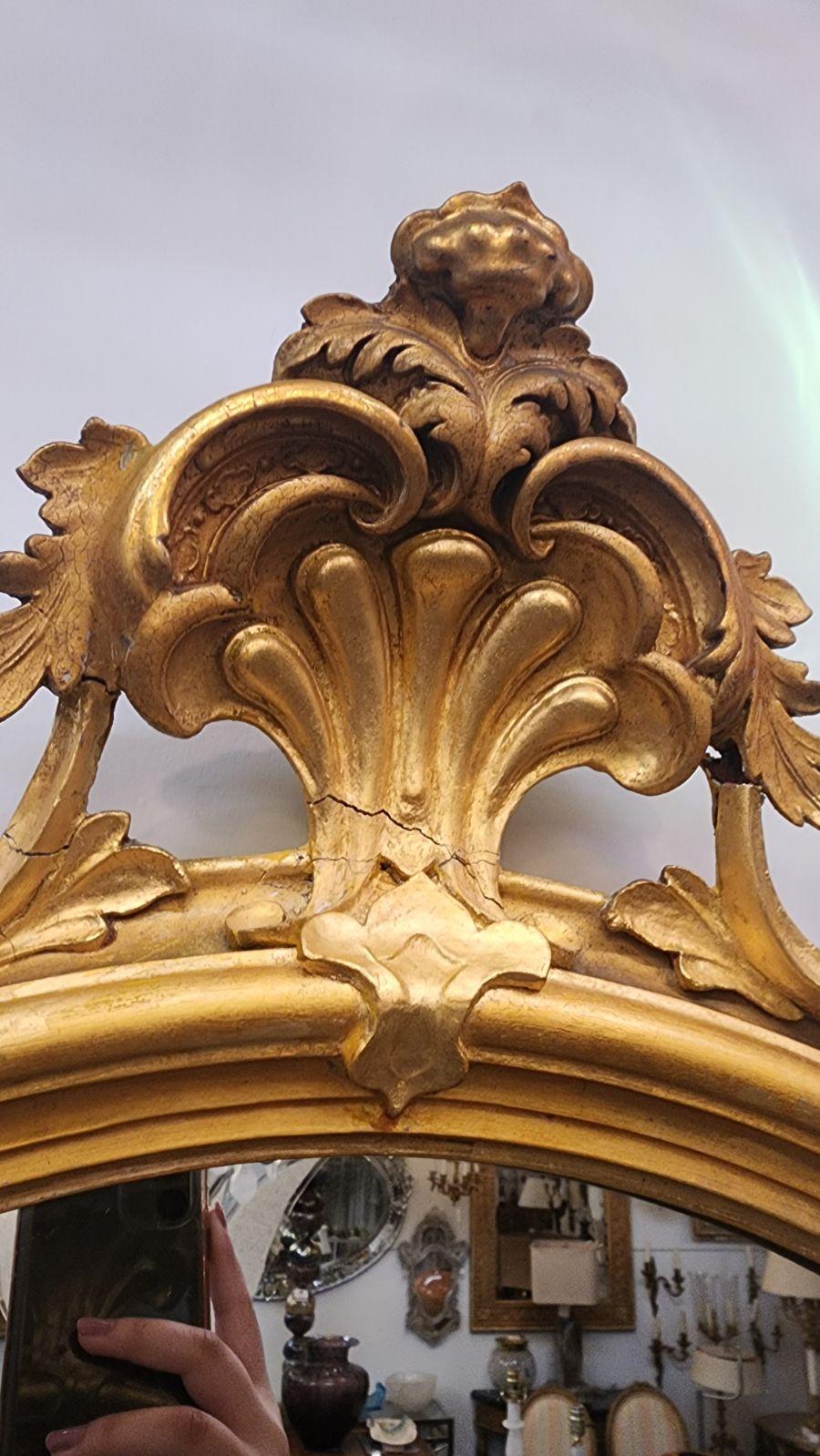 Specchio francese antico realizzato con foglia d'oro, XIX secolo. Con arco e conchiglia focale. 