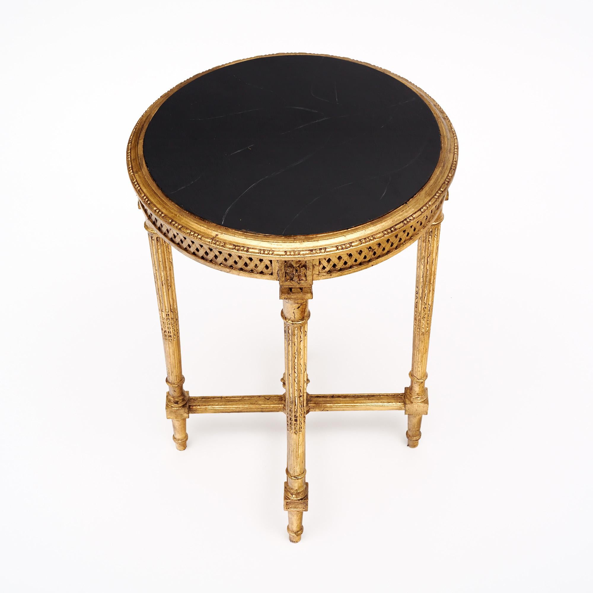 Français Guéridon Antique French à feuilles d'or en vente