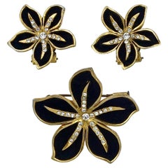 Orecchini a fiore e spilla francese placcati in oro e tessuto nero con strass a clip