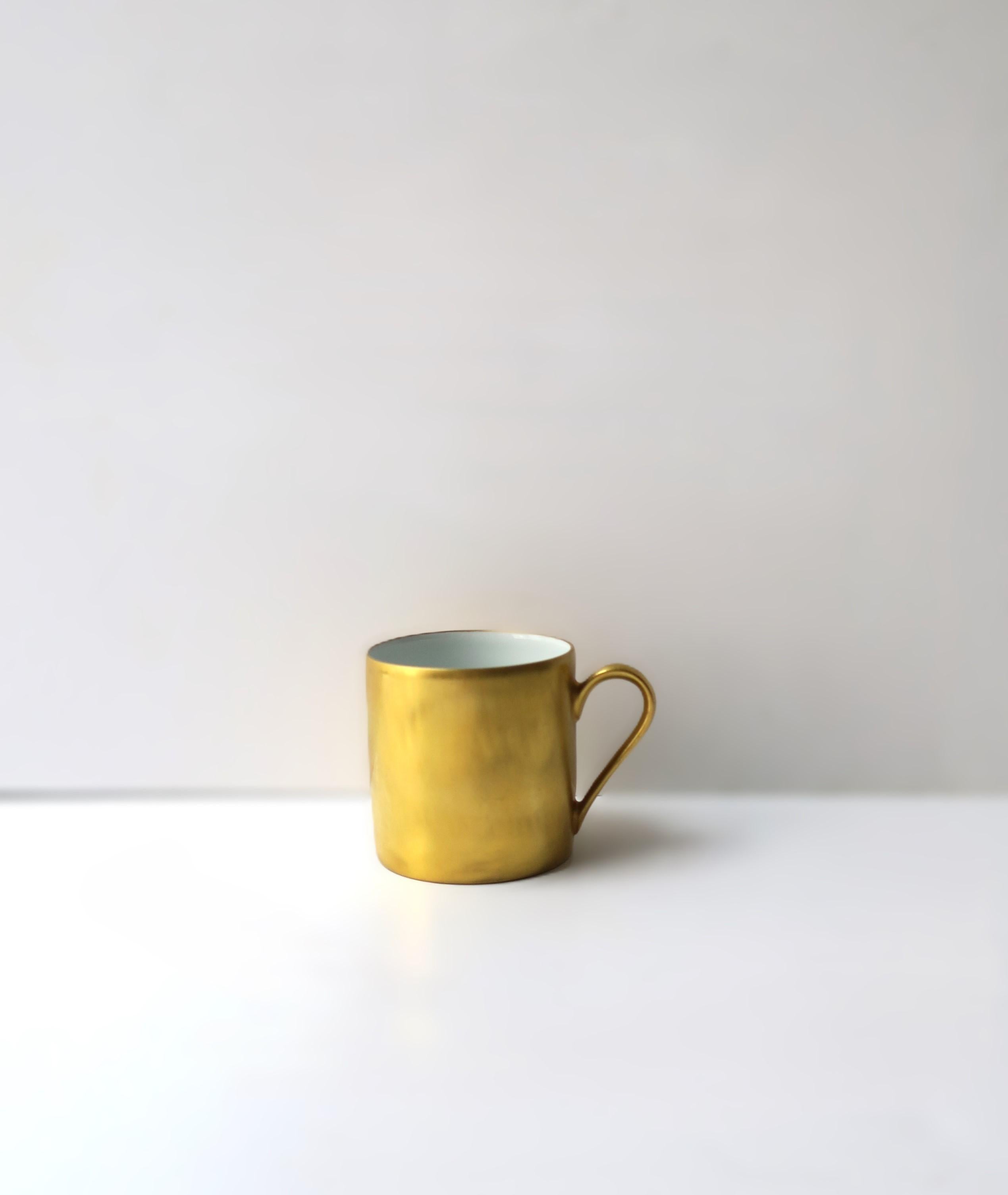 Eine sehr schöne französische Espresso- oder Teetasse aus Porzellan und Gold, ca. Anfang des 20. Jahrhunderts, Frankreich. Das Äußere der Tasse besteht aus echtem 24-karätigem Gold, das von Hand aufgetragen wurde. Genießen Sie jeden Tag einen