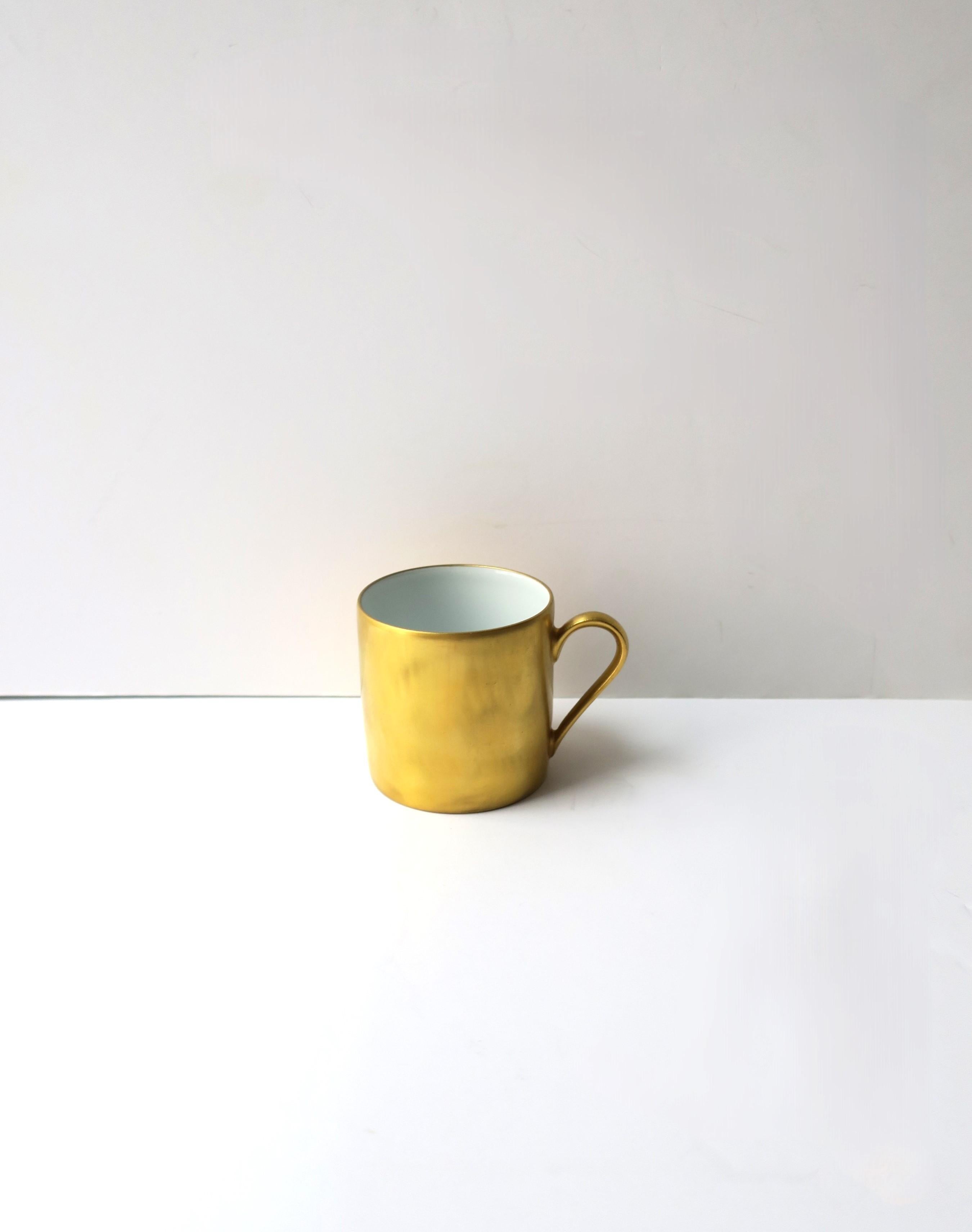 Français Tasse à expresso, café, thé et demi-tasse en porcelaine dorée française en vente