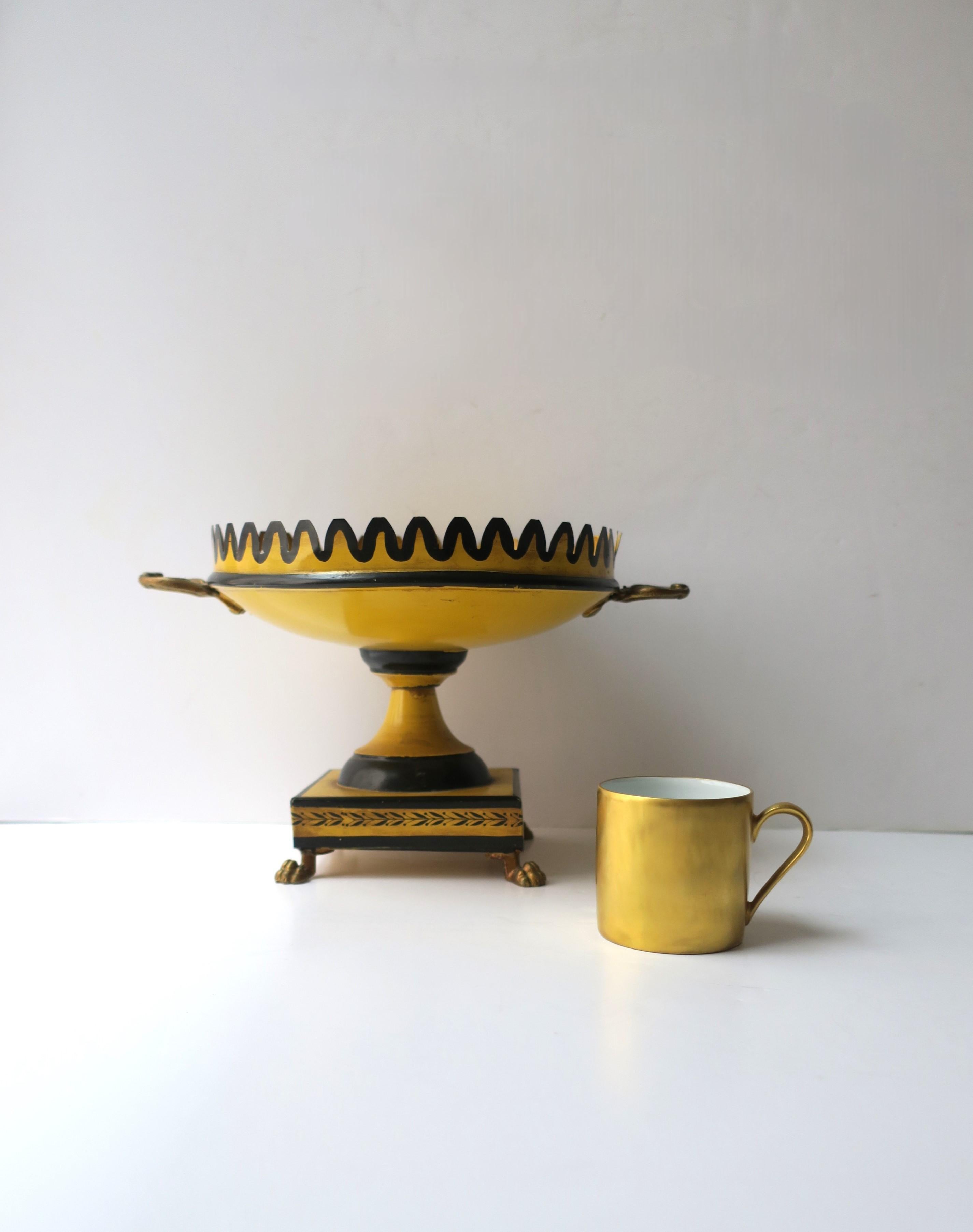 Französischer Demitasse-Kaffee- und Teebecher aus Goldporzellan im Zustand „Hervorragend“ im Angebot in New York, NY
