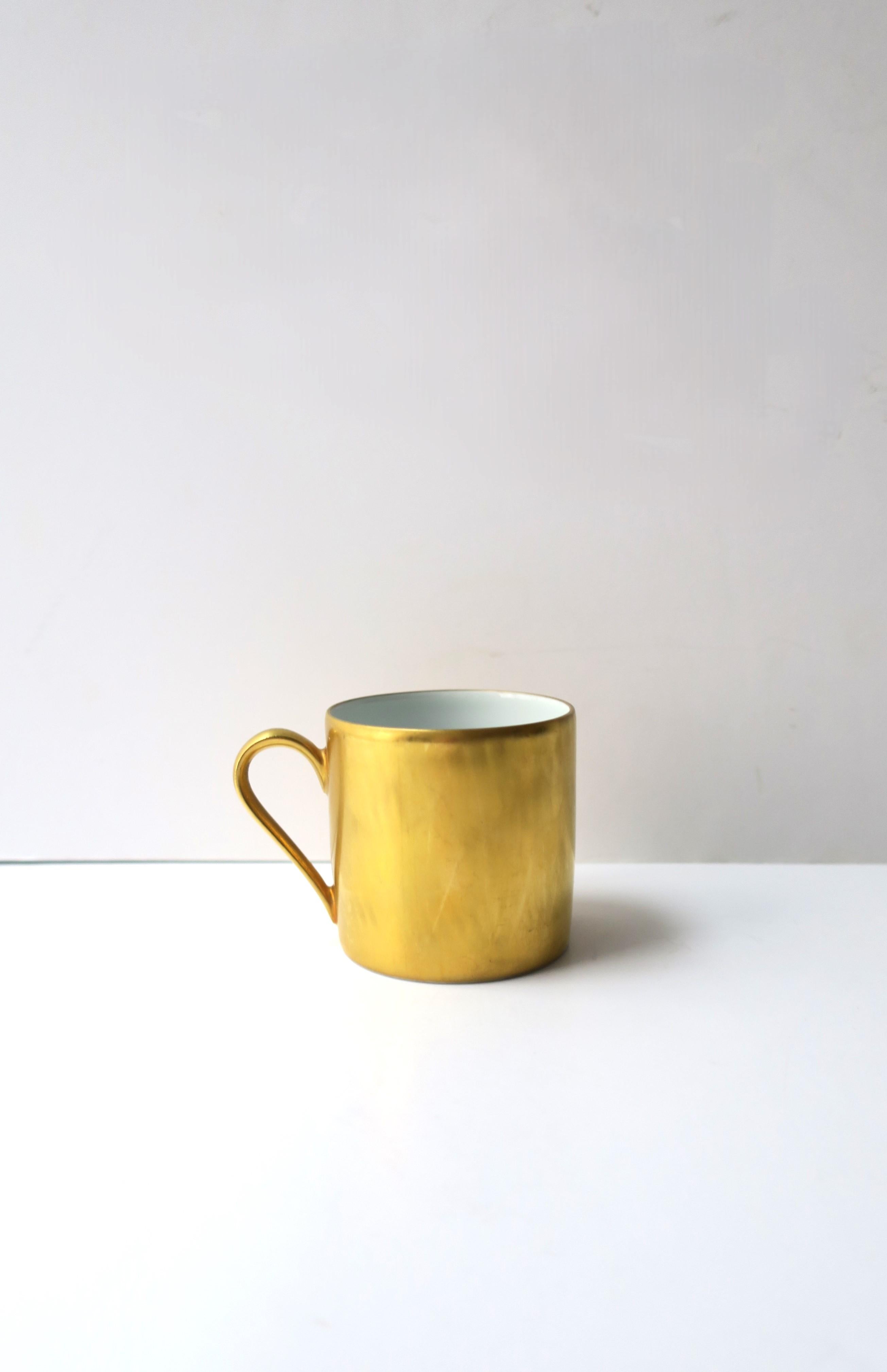 Tasse à expresso, café, thé et demi-tasse en porcelaine dorée française Excellent état - En vente à New York, NY