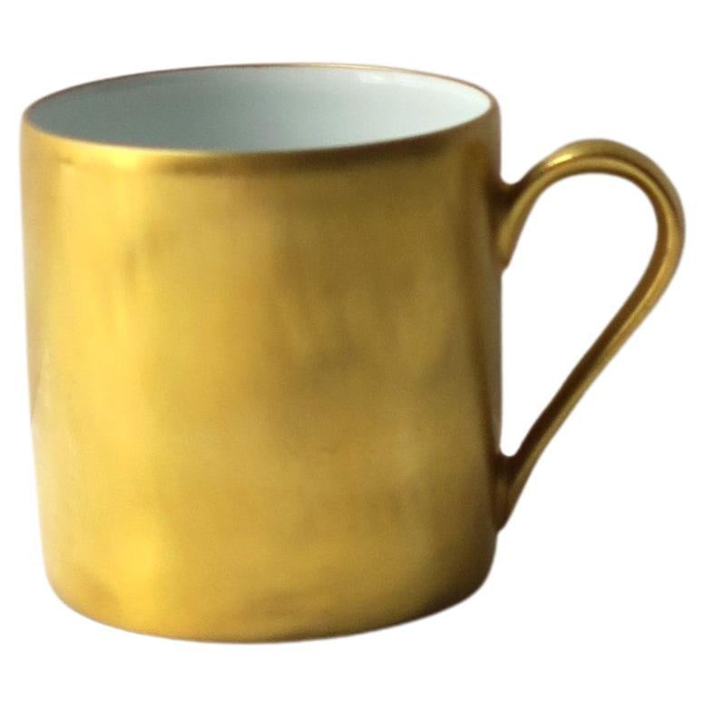 Französischer Demitasse-Kaffee- und Teebecher aus Goldporzellan im Angebot