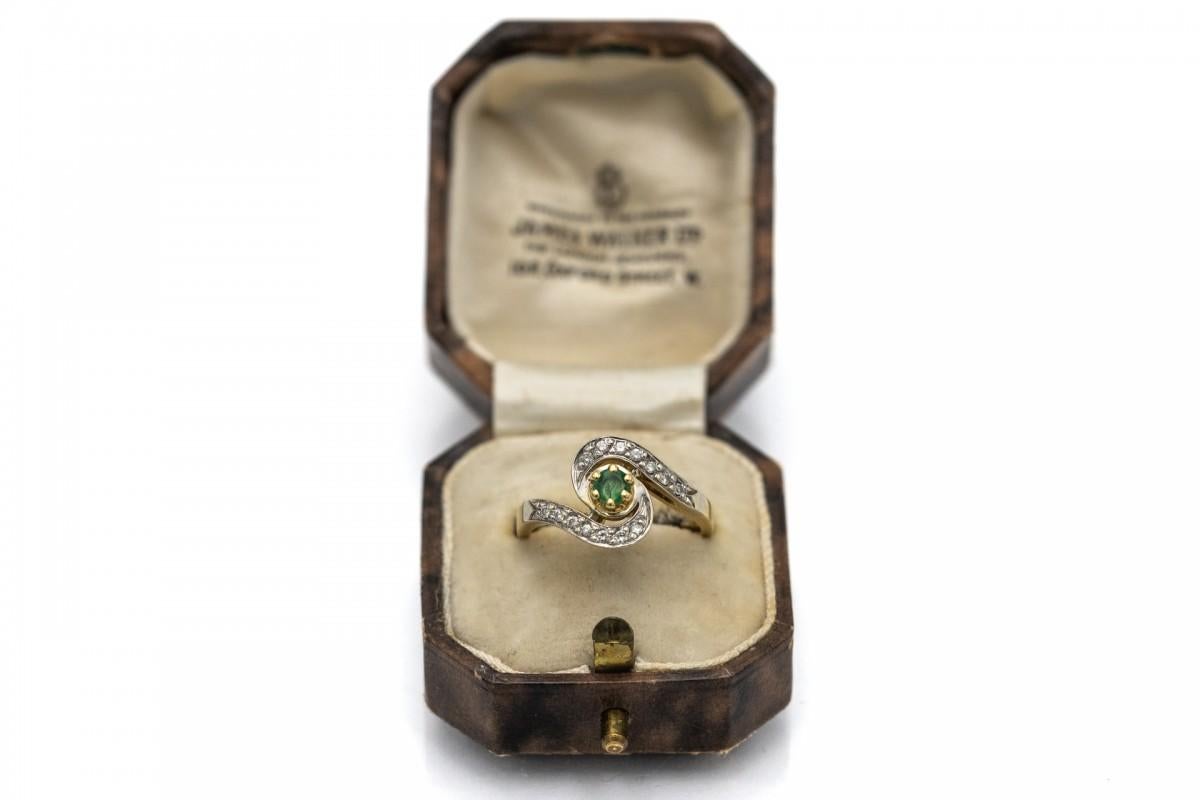 Old gold ring with diamonds and emerald. It comes from France from mid-20th century and has a preserved 18-carat gold hallmark.

Very good condition.

Size: 15 (55).