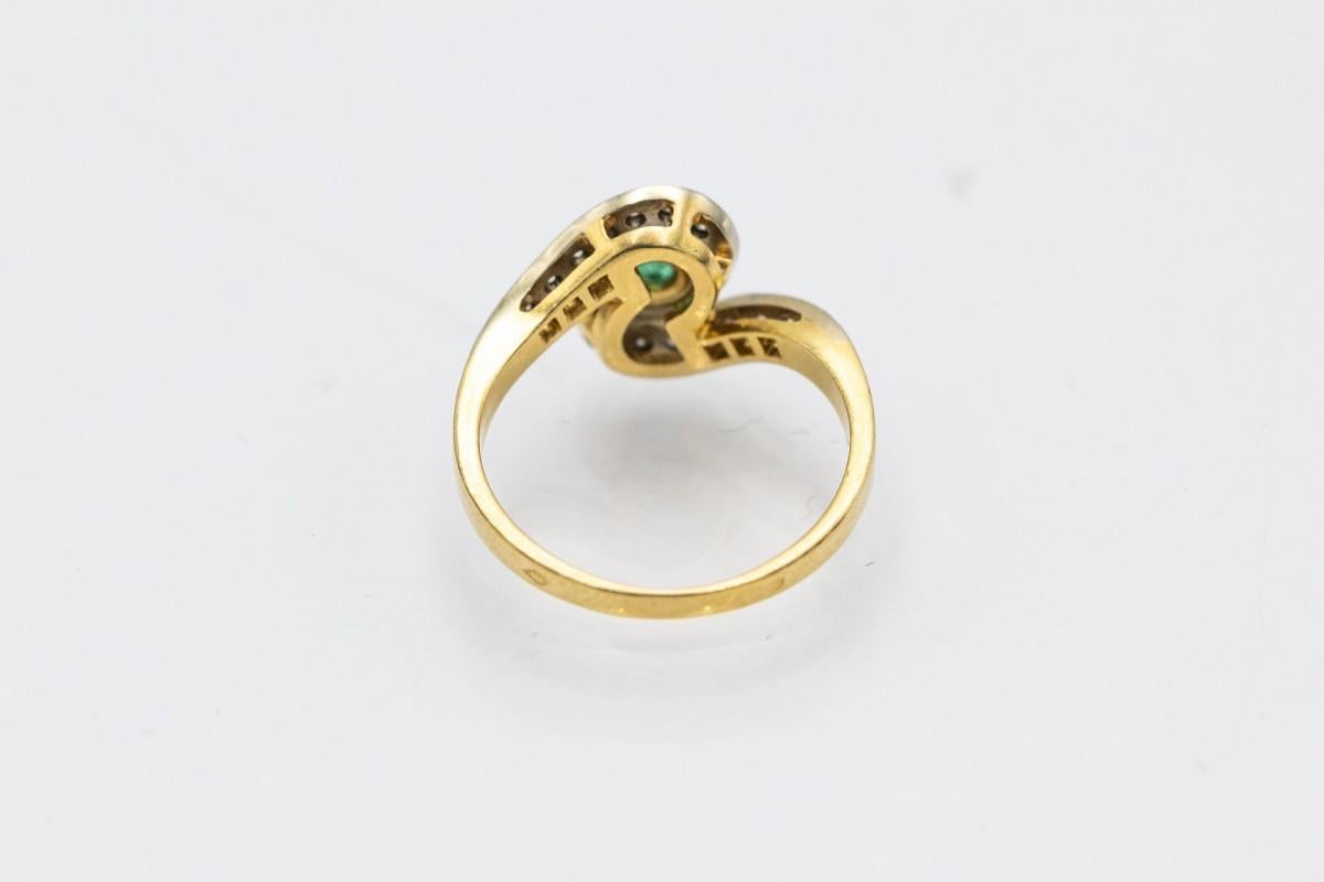 French gold ring with diamonds and emerald, 1960s.  In Good Condition For Sale In Chorzów, PL