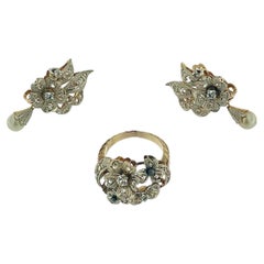 Orecchini e anello in oro francese con design a fiore con perle e zirconi
