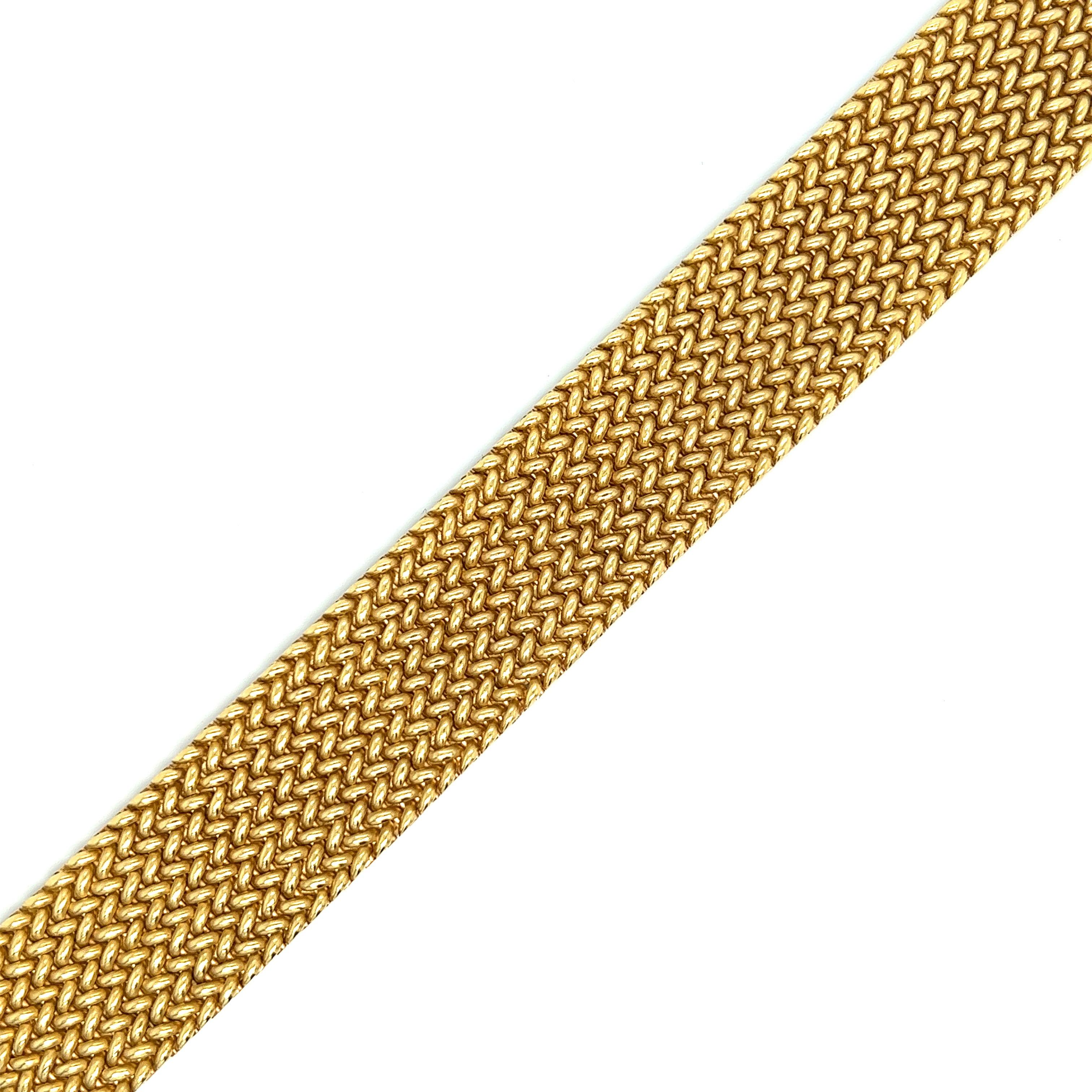 French gold strap bracelet

Strap of textured and polished links, 18 karat yellow gold; marked 750

Size: width 0.75 inch, length 7.38 inches
Total weight: 72.2 grams
