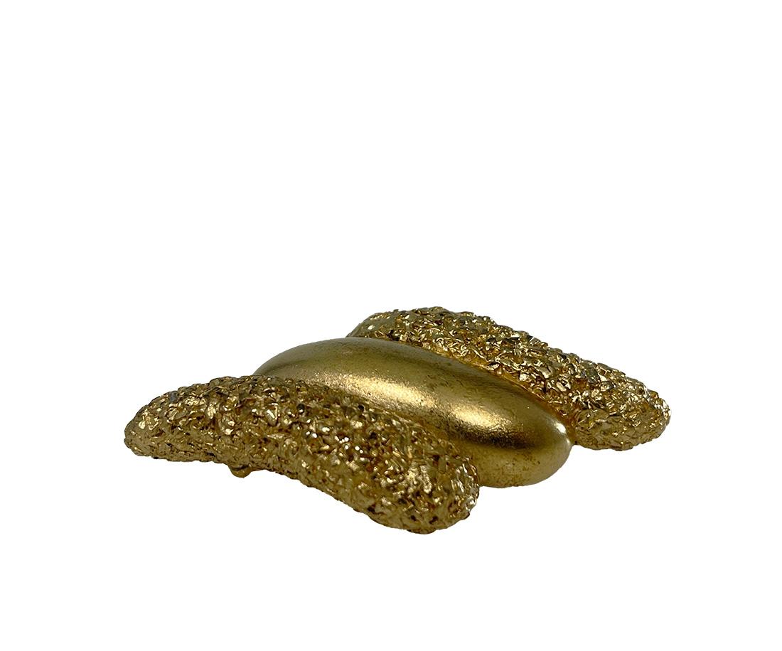 French gold tone brooch by Nina Ricci, 1980s

A brooch with three row pattern with smooth and rough surface by Nina Ricci, France
Marked inside the brooche and it's from the 1980s
The brooch measures 1,5 cm high, 6,5 cm wide and the depth is 3,5