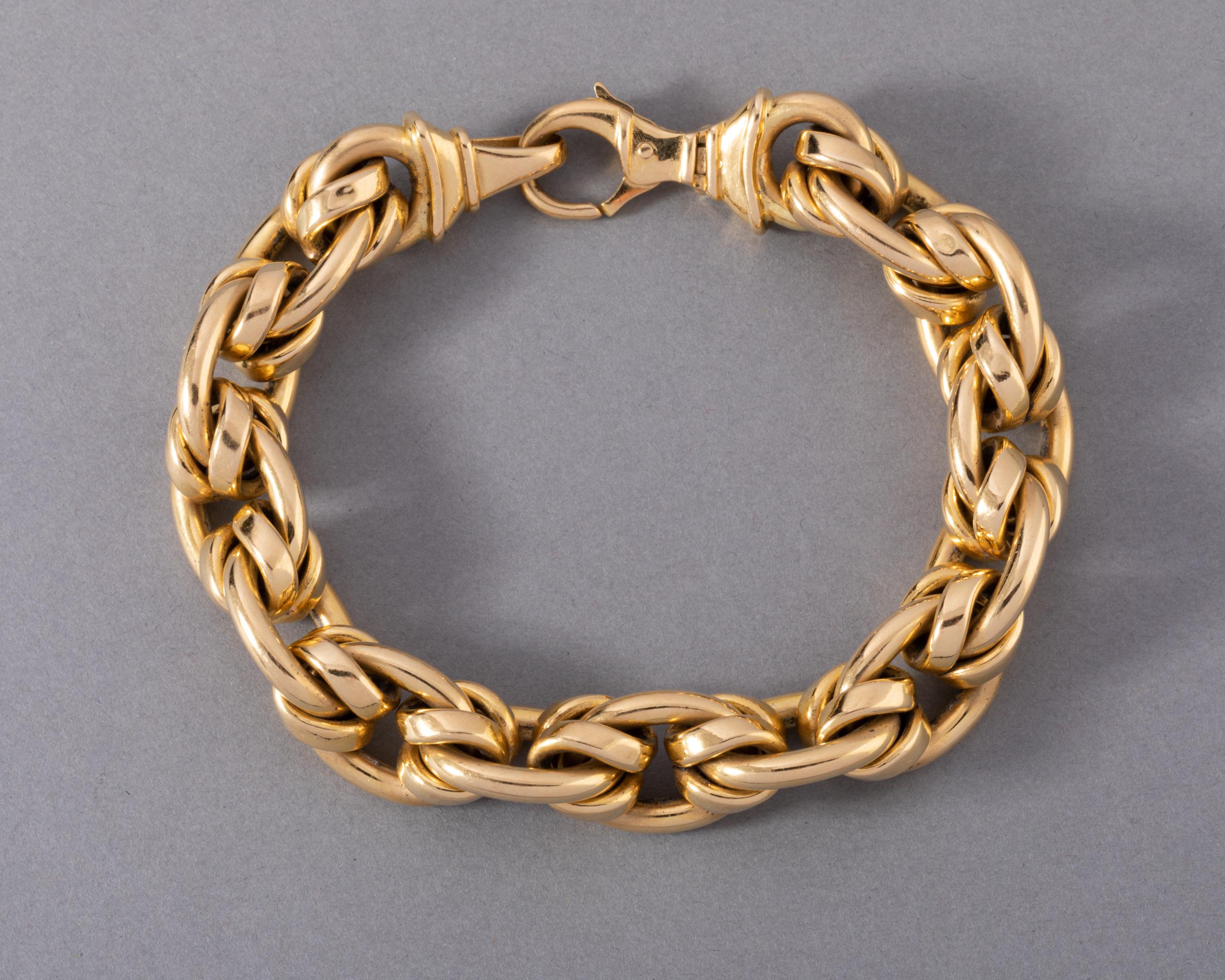 One lovely vintage bracelet, french made circa 1980.
Hallmarks for gold (eagle head), mark of maker(Unknown).
Length: 18.5 cm
12mm width, it has presence.
Total weight: 31 grams.

