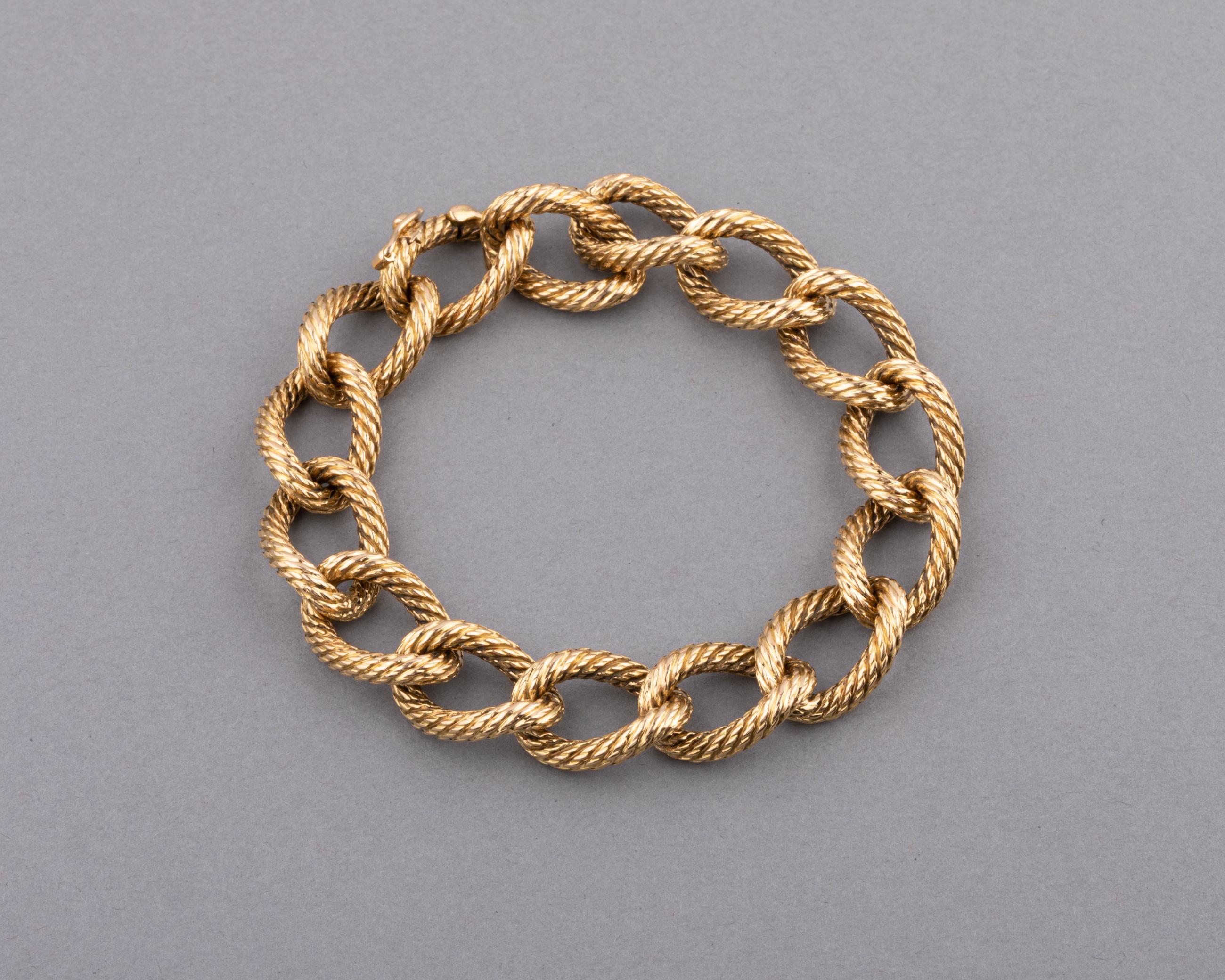  A very charming French vintage bracelet, made circa 1960.
Made in yellow gold 18k: French hallmark (eagle head).
Dimensions: 18 cm and 12 mm width.
Total weight: 57.30 grams