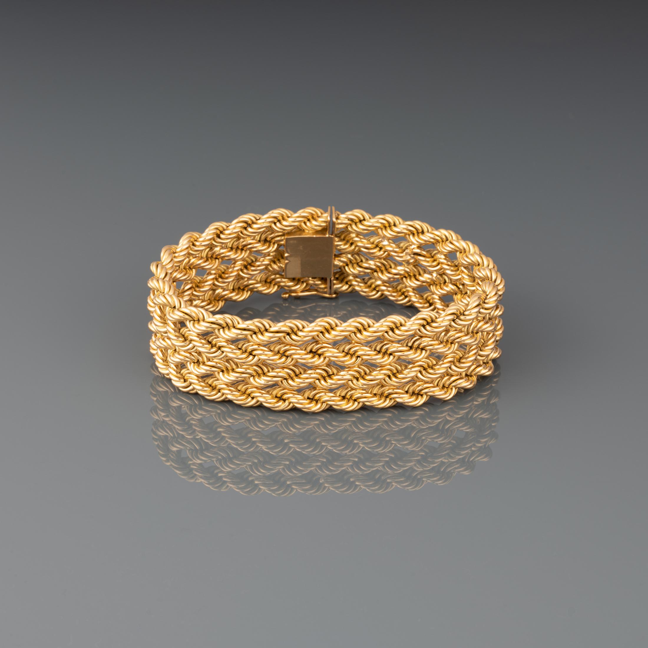 Ein sehr schönes französisches Retro-Armband, hergestellt in Frankreich um 1960.

Hergestellt aus 18k Gelbgold.

Punzierungen: Nashornkopf und Adlerkopf, Herstellerzeichen: AG

Länge: 19 cm

Breite: 22 mm.

Gesamtgewicht: 57,50 Gramm