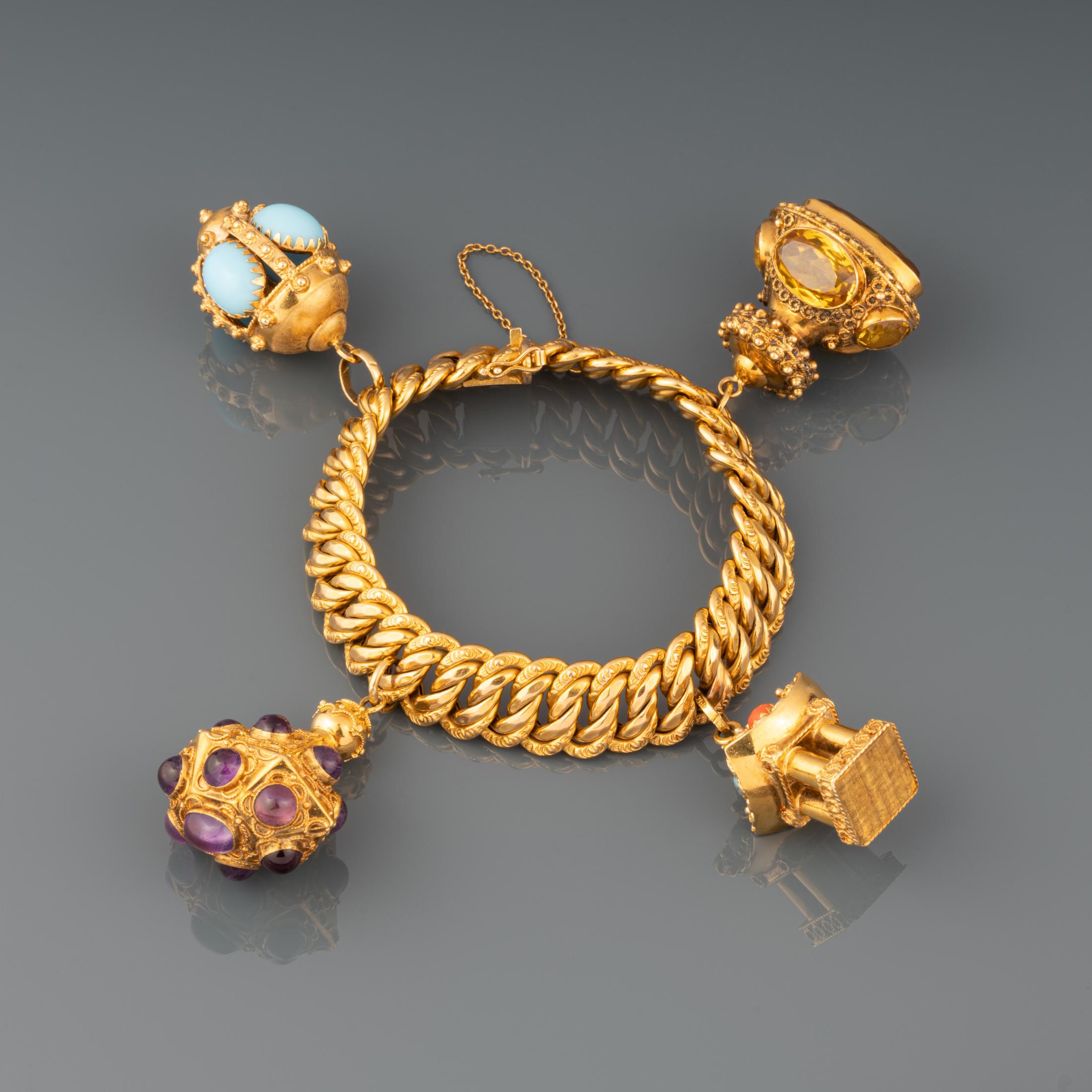 Ein sehr schönes Vintage-Armband. Das Armband ist französisch um 1960 und die Charms sind italienisch.
Die Länge/Größe beträgt 18 cm.
Gewicht: 94 Gramm