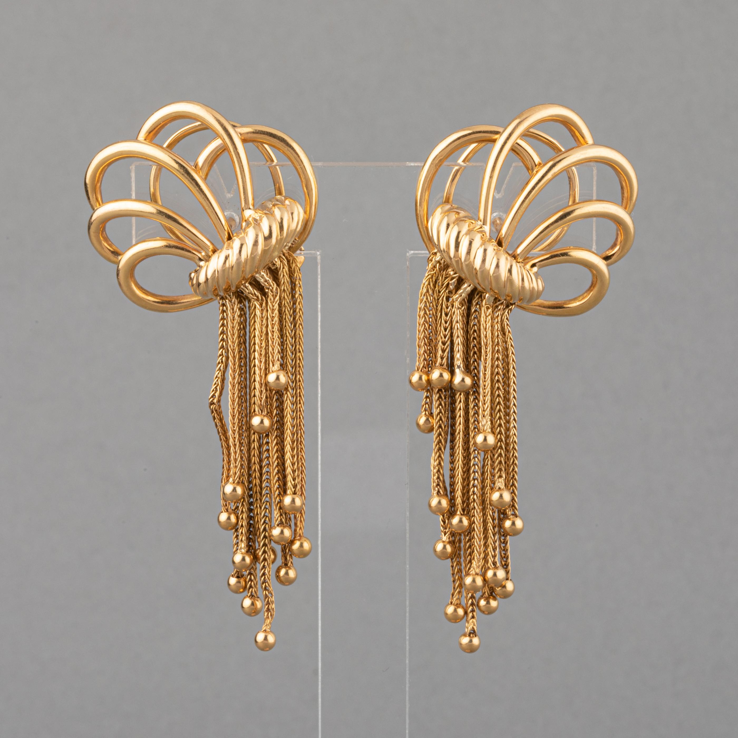 Beautiful pair of earrings, made in France circa 1950.
Made in yellow gold 18K. Two eagle head marks.
Dimensions: 6.2 cm height, 2.5 cm width
Total weight 21.70 grams. 
Clip and pierce system.