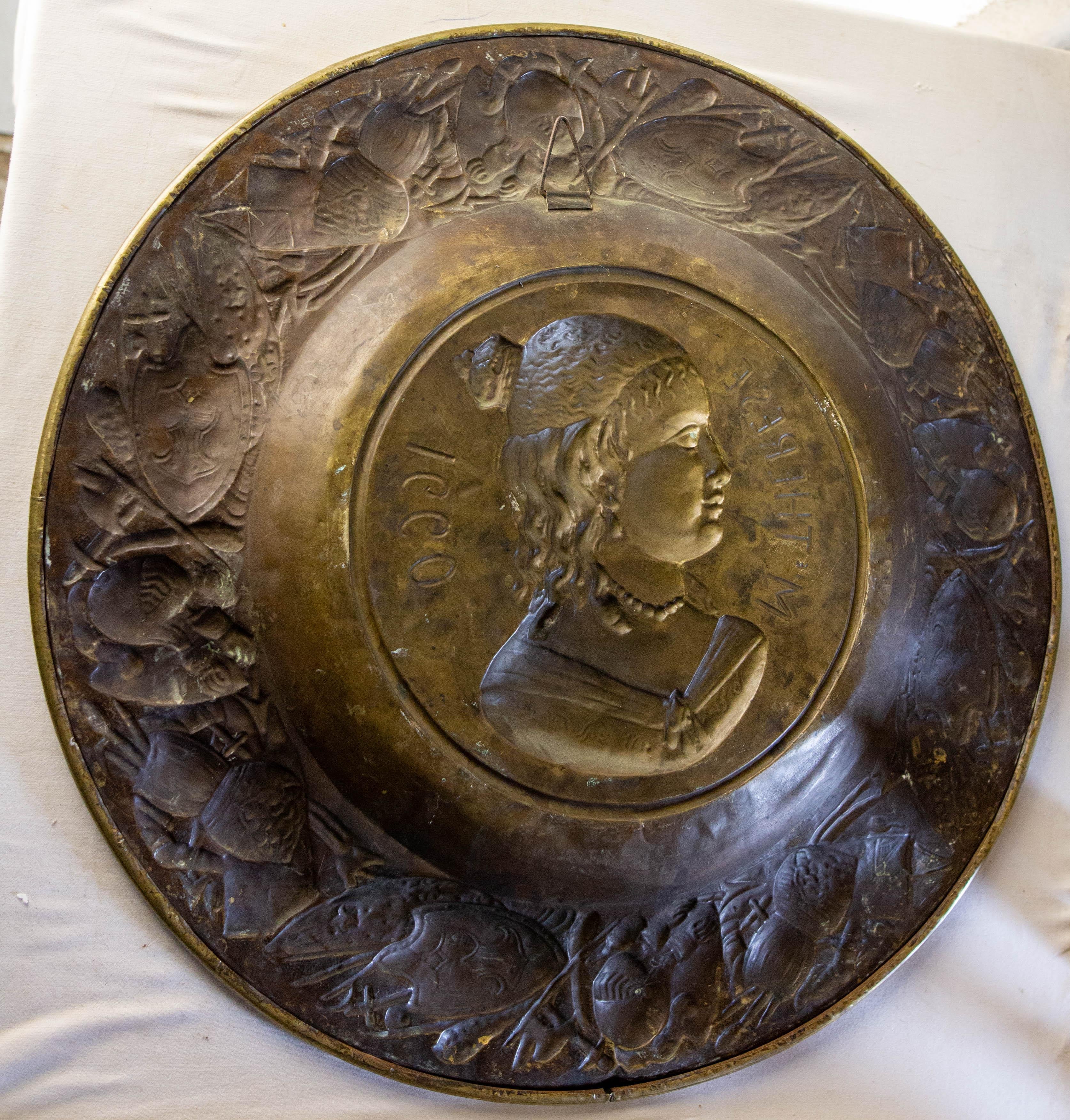 French Golden Copper Tray Profile of the Wife of Louis 14, 19th Mid-Century For Sale 4