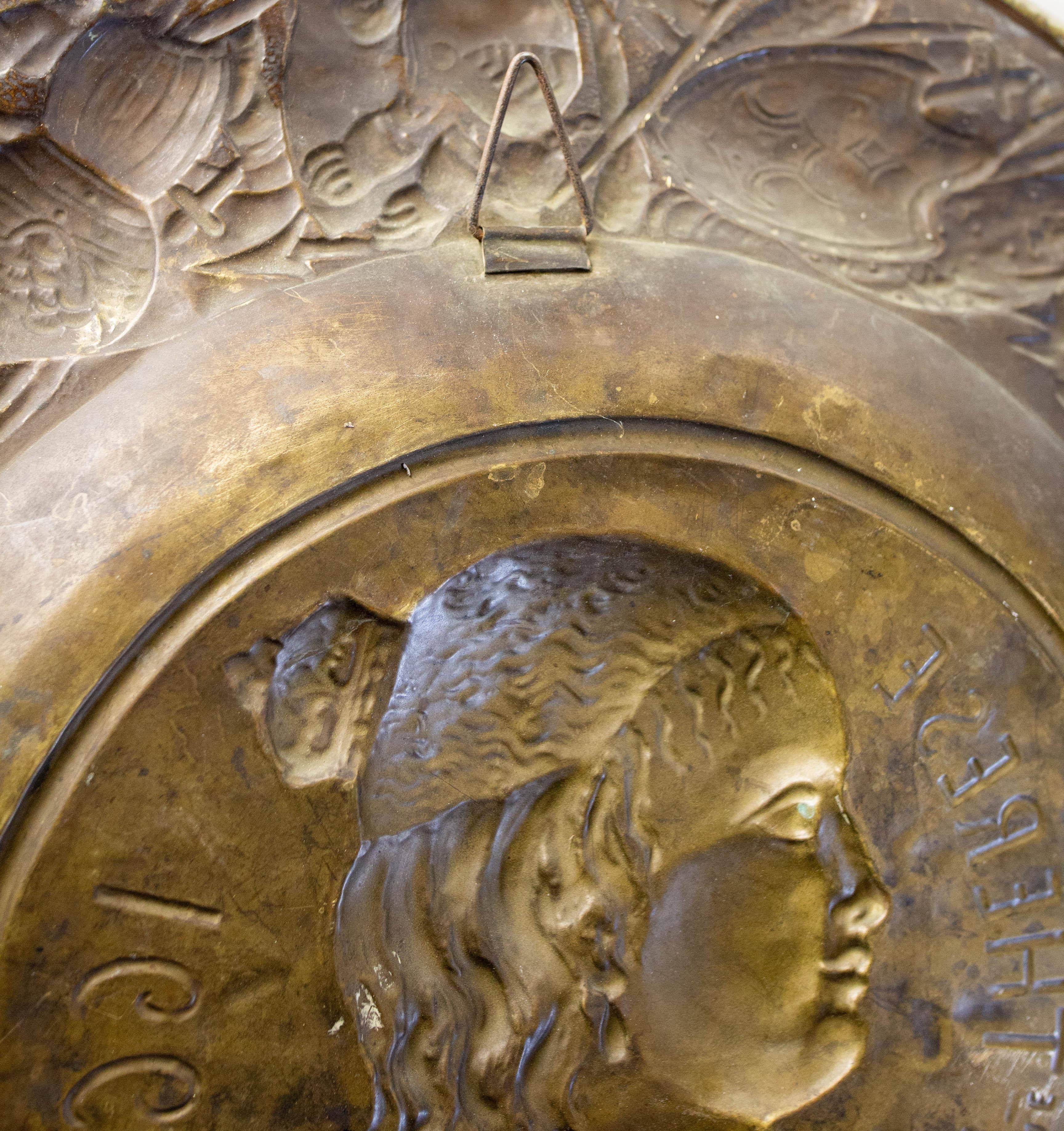 Plateau en cuivre doré français Profil de l'épouse de Louis 14, XIXe siècle en vente 4