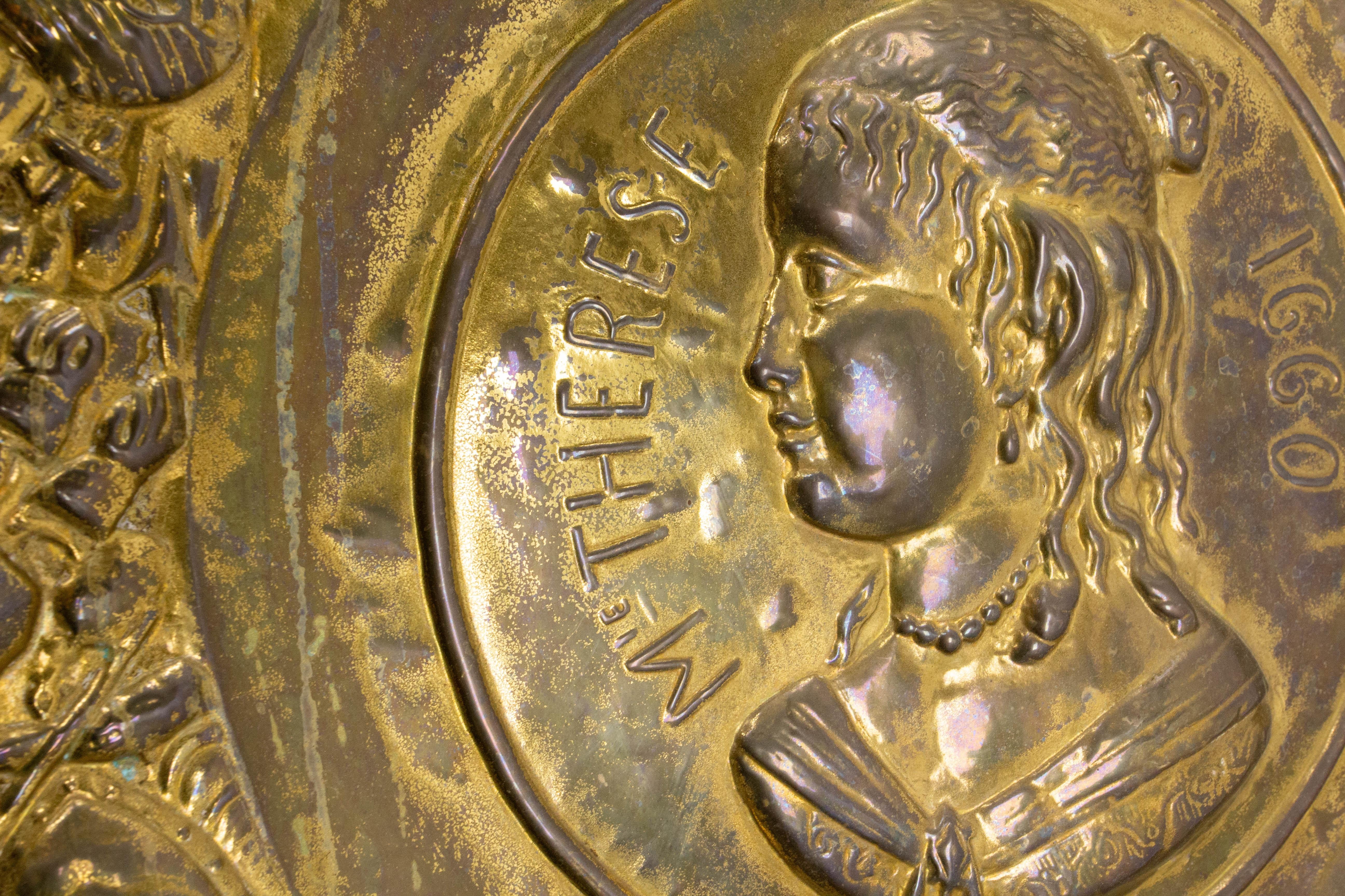 Plaque d'or en cuivre français en commémoration de Marie-Thérèse d'Autriche et du roi Louis XIV.
Ce plat a été réalisé en 1860 pour commémorer le bicentenaire du mariage de Louis XIV avec l'Infante d'Espagne, appelée Marie-Thérèse d'Autriche car sa