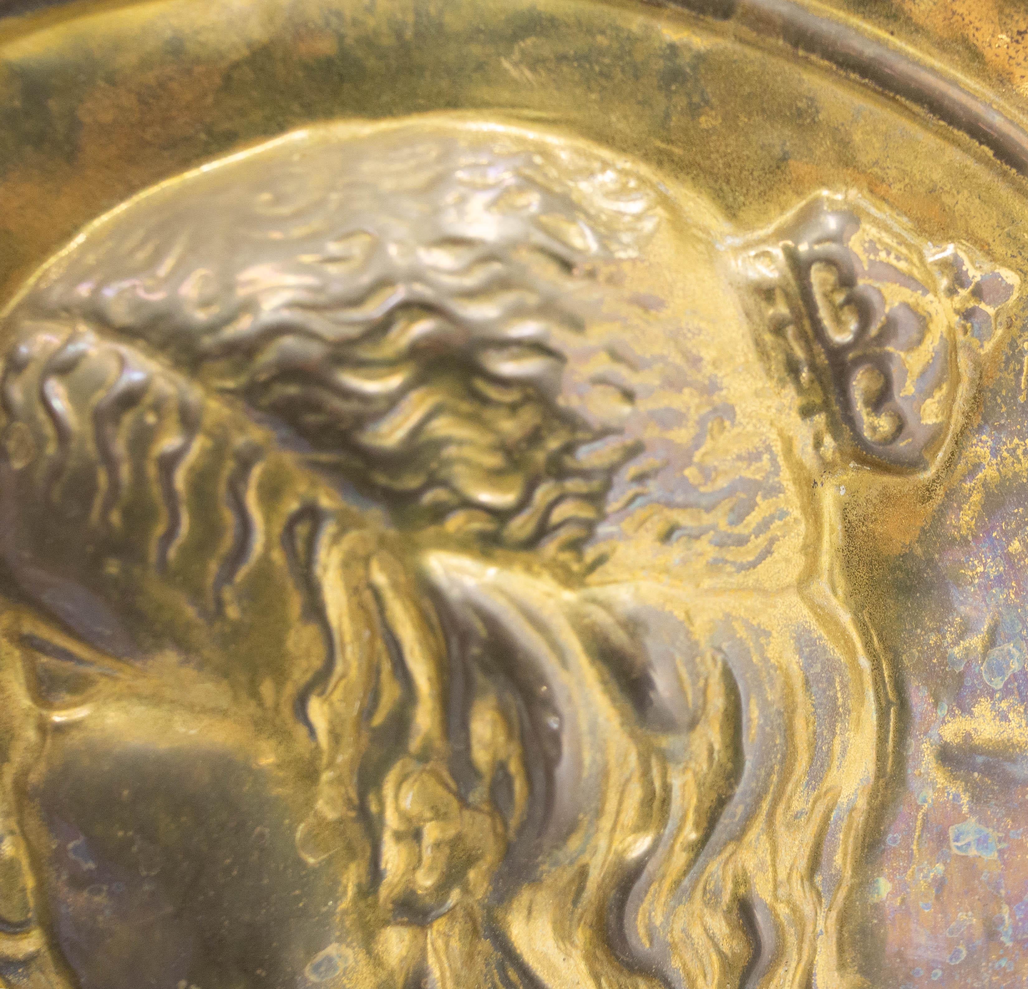 Cuivre Plateau en cuivre doré français Profil de l'épouse de Louis 14, XIXe siècle en vente