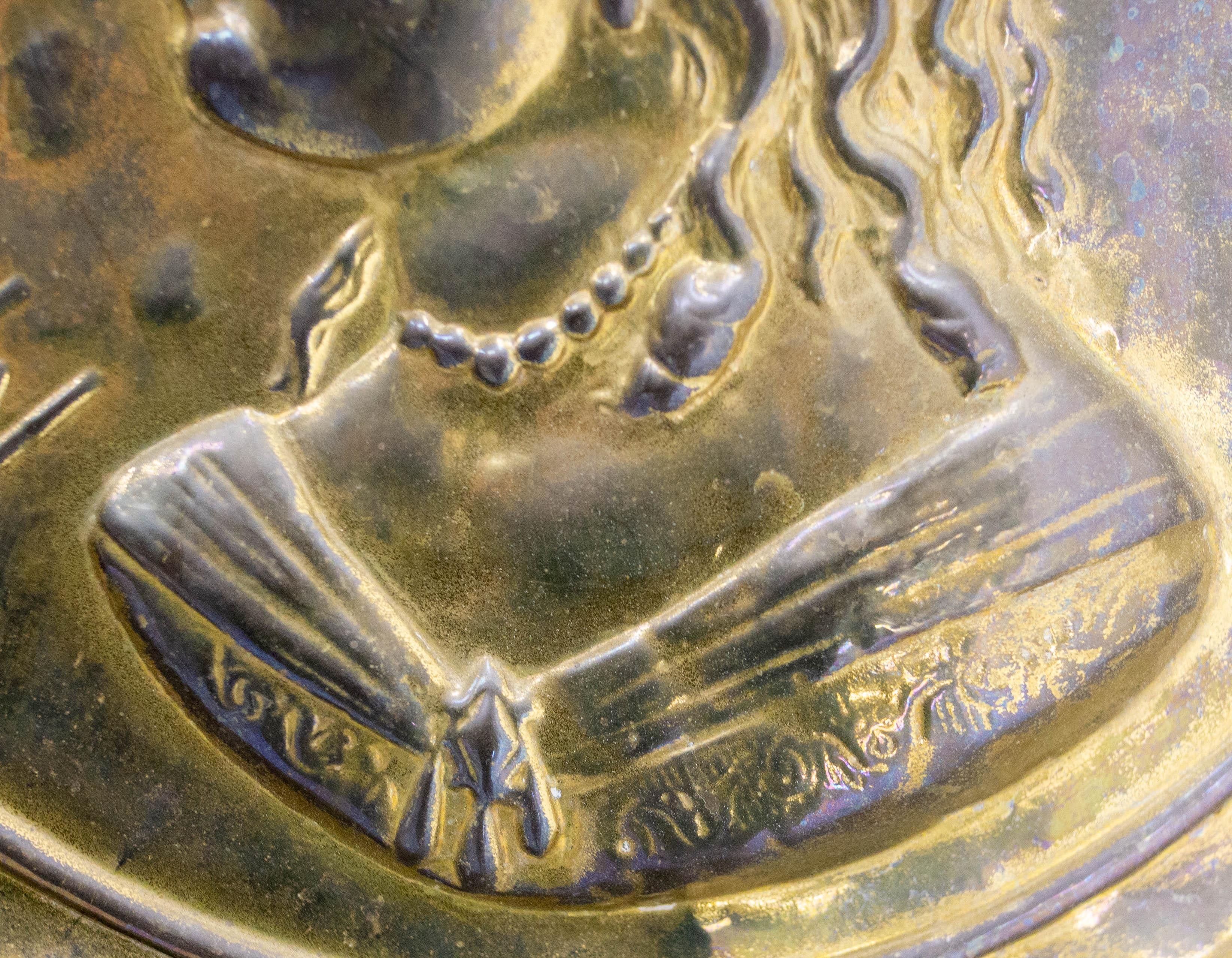 Plateau en cuivre doré français Profil de l'épouse de Louis 14, XIXe siècle en vente 1