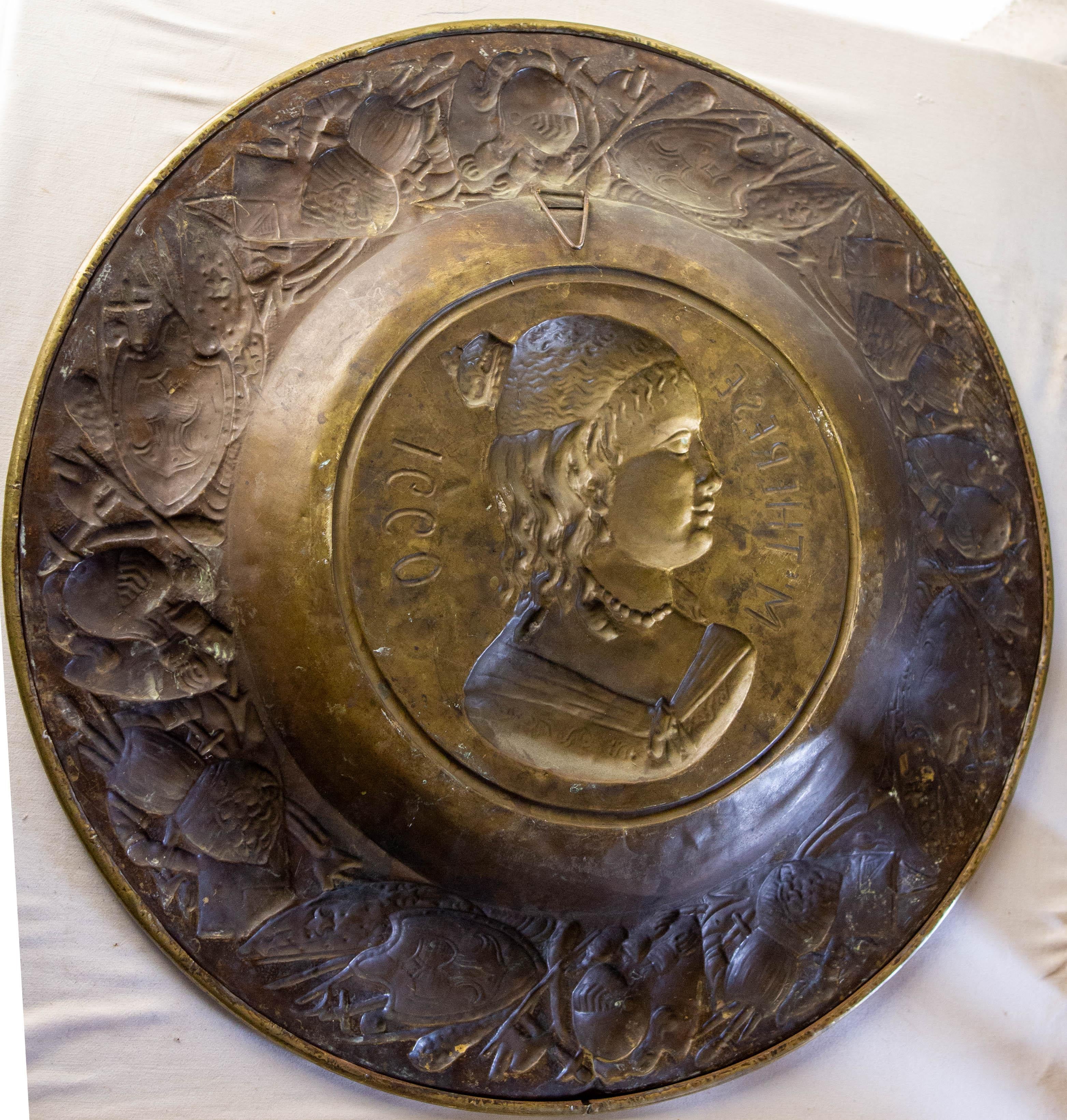 Plateau en cuivre doré français Profil de l'épouse de Louis 14, XIXe siècle en vente 2