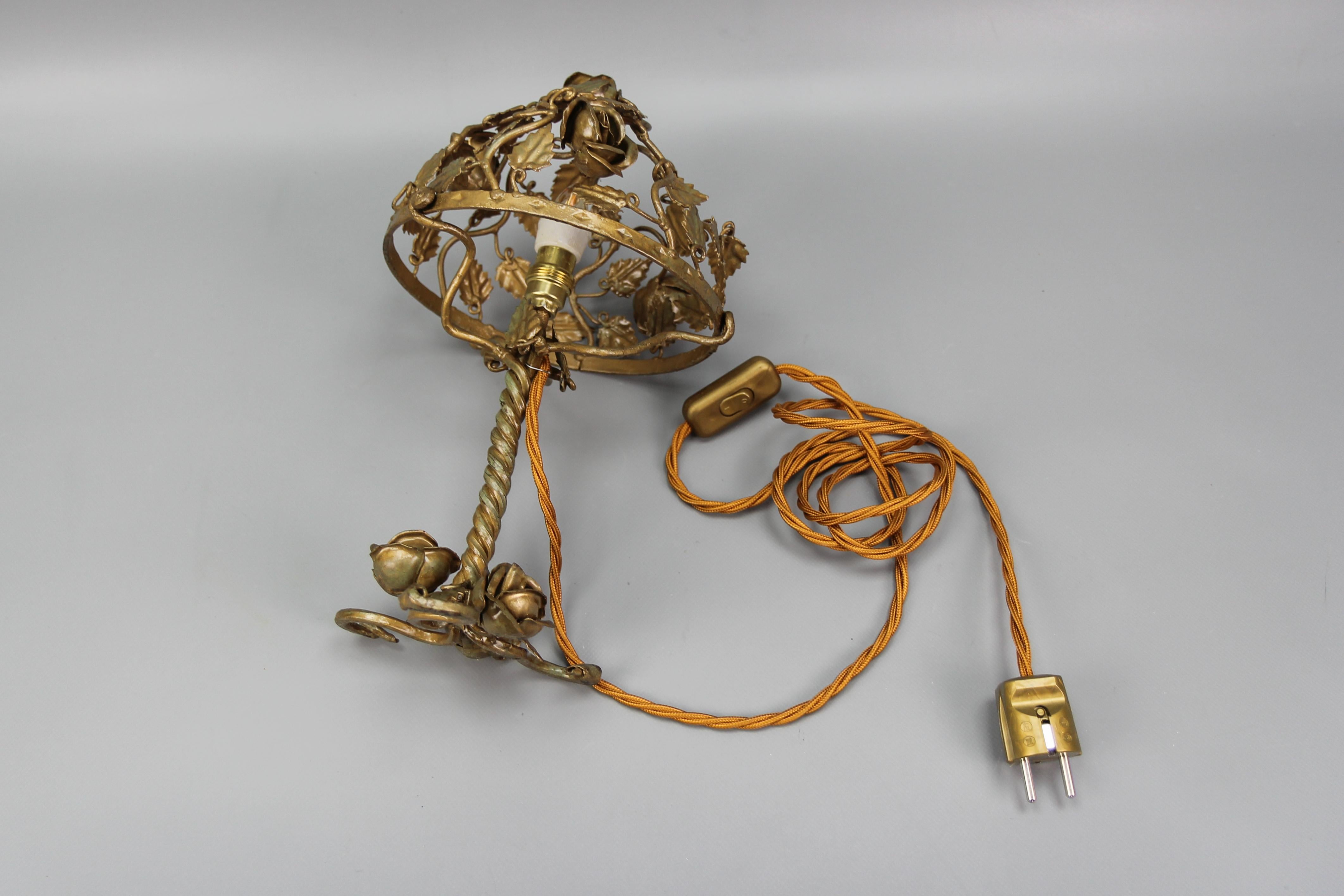 Lampe de table Roses en métal doré, vers 1950 en vente 8