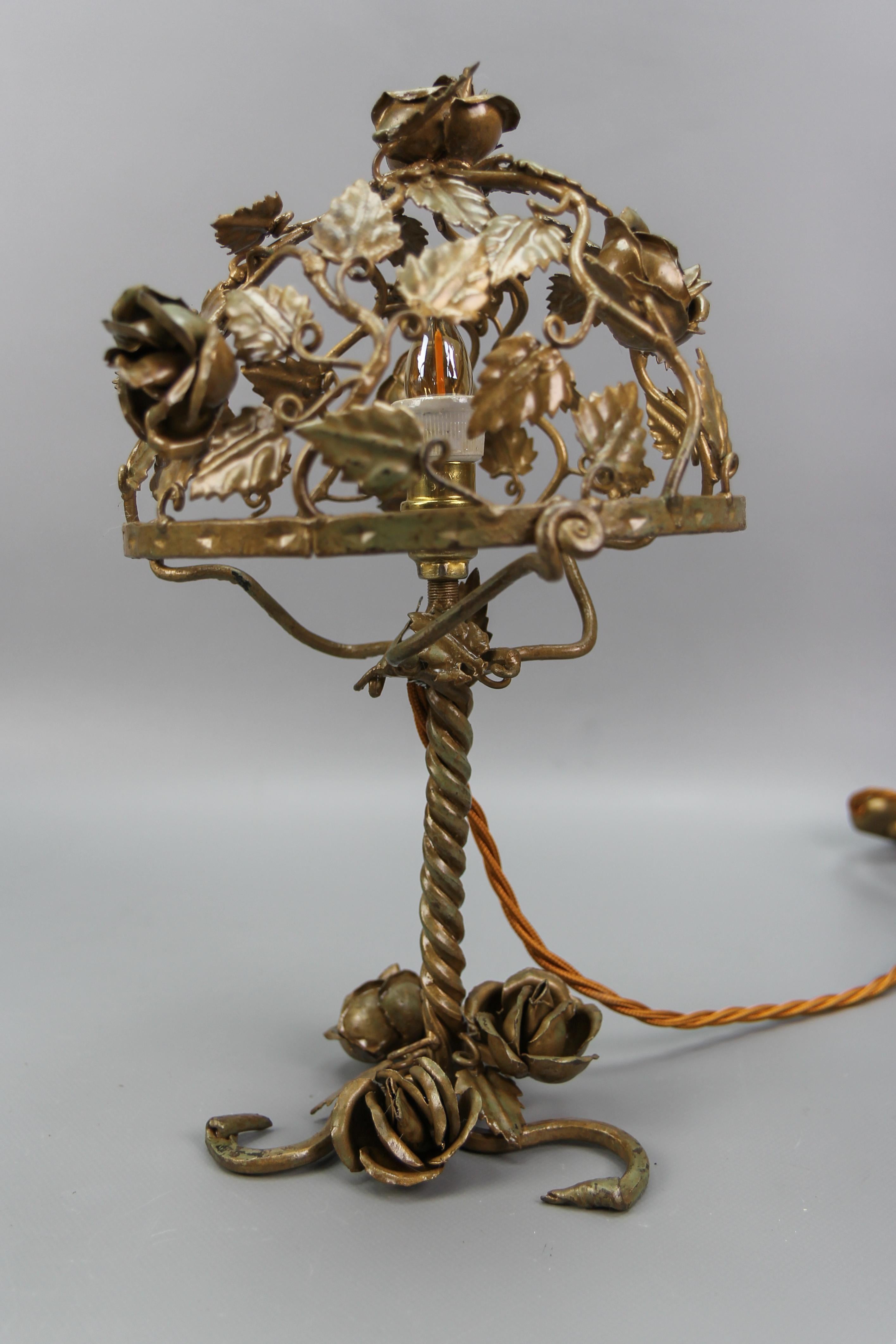 Cette belle et inhabituelle lampe de table en métal doré présente un corps en métal décoré de roses et de feuilles.
Une nouvelle douille pour une ampoule de taille E14.
Dimensions : hauteur : 31 cm / 12.2 in ; diamètre : 21 cm / 8.26 in.
En bon état