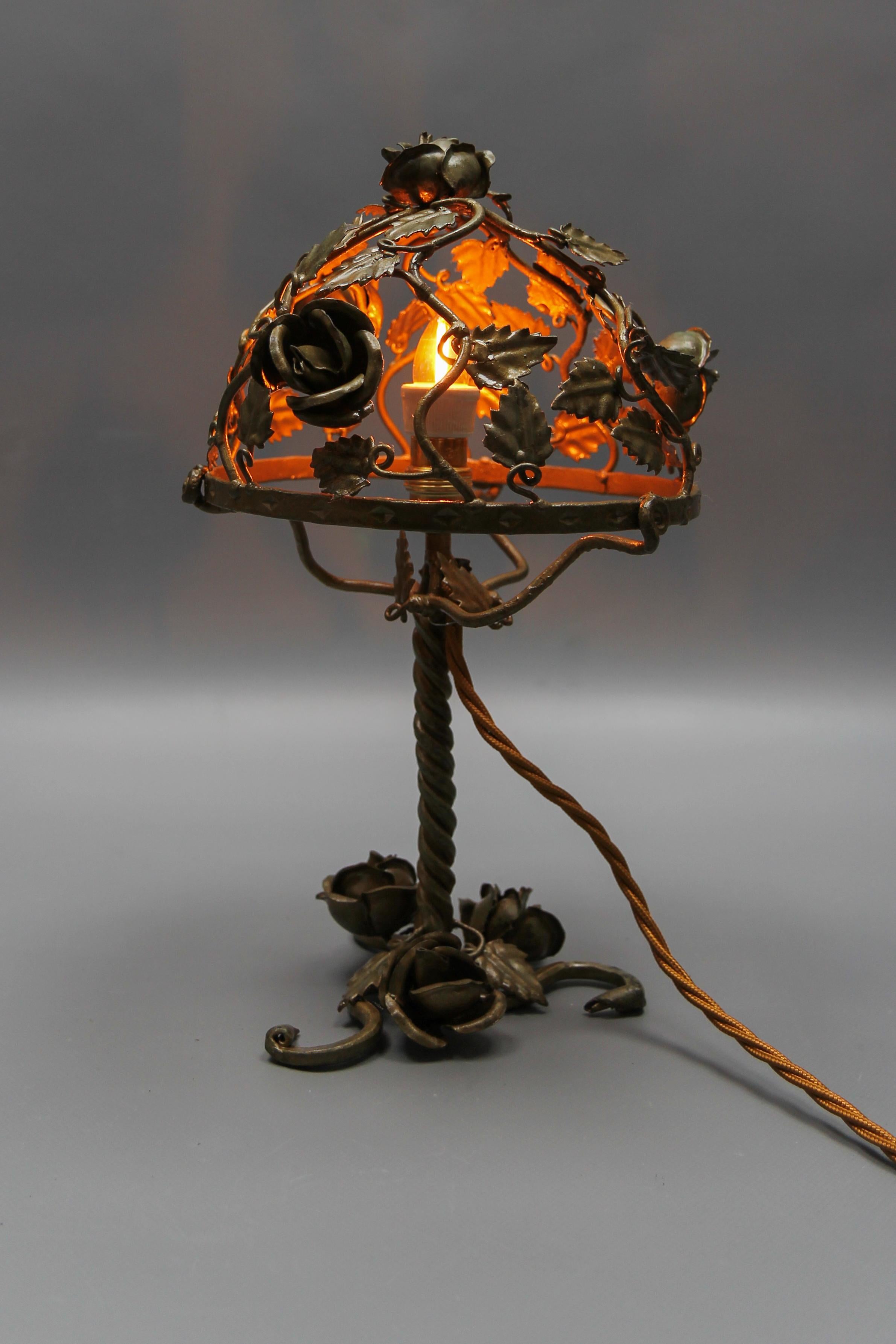 French Golden Metal Roses Table Lamp, ca. 1950s In Good Condition For Sale In Barntrup, DE