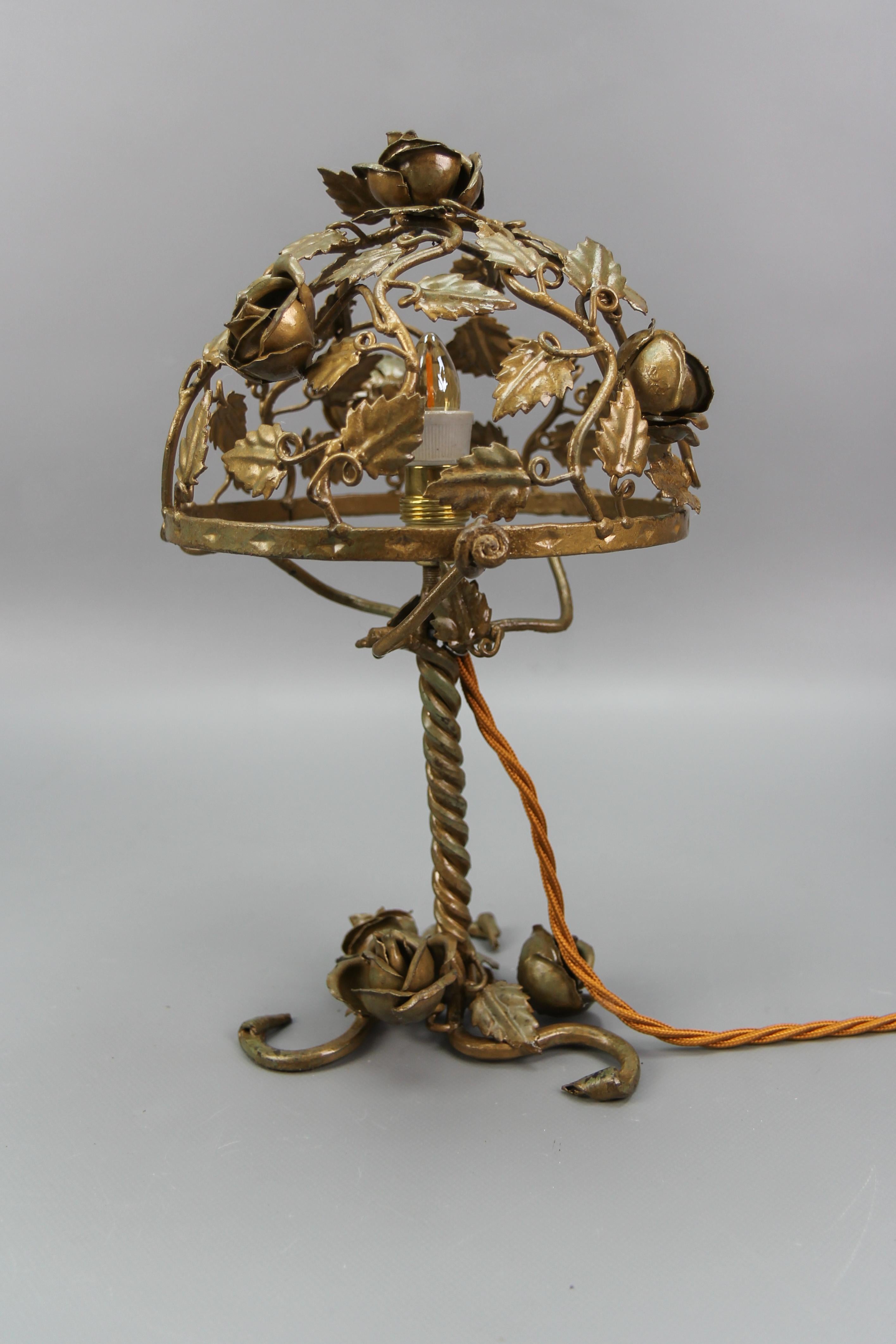 Milieu du XXe siècle Lampe de table Roses en métal doré, vers 1950 en vente
