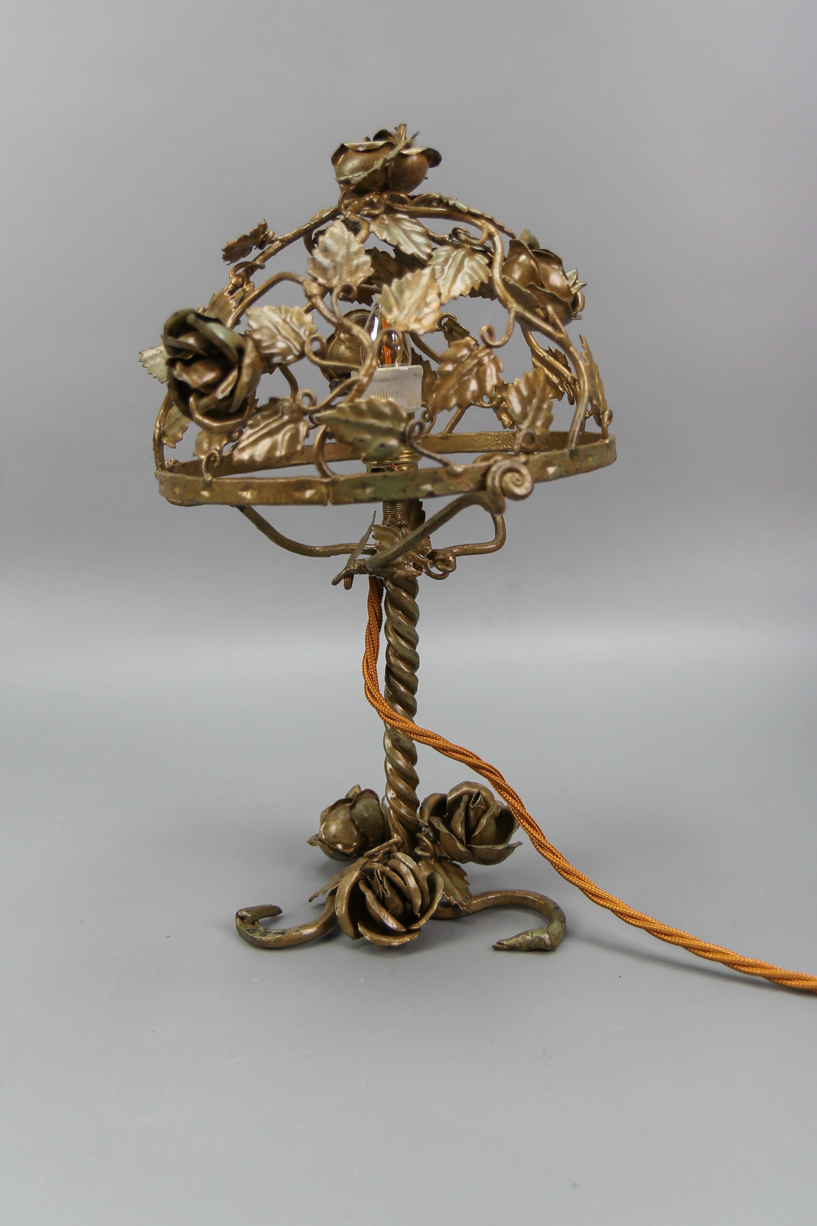 Métal Lampe de table Roses en métal doré, vers 1950 en vente
